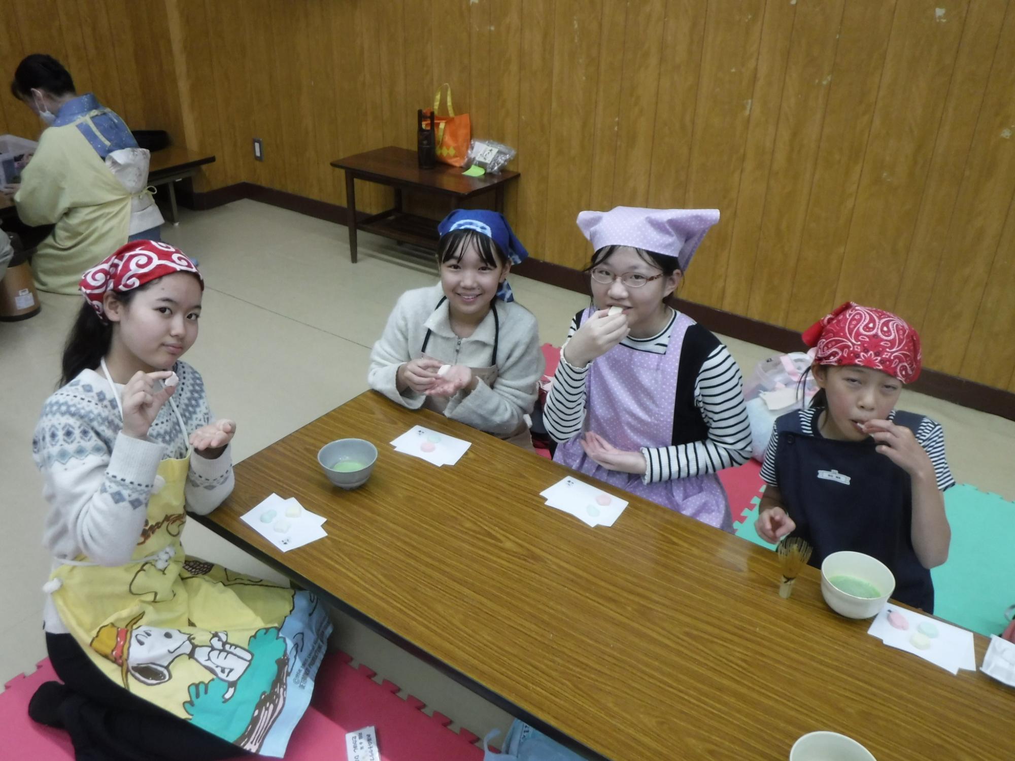 お干菓子おいしいねと楽しく食べている様子の写真