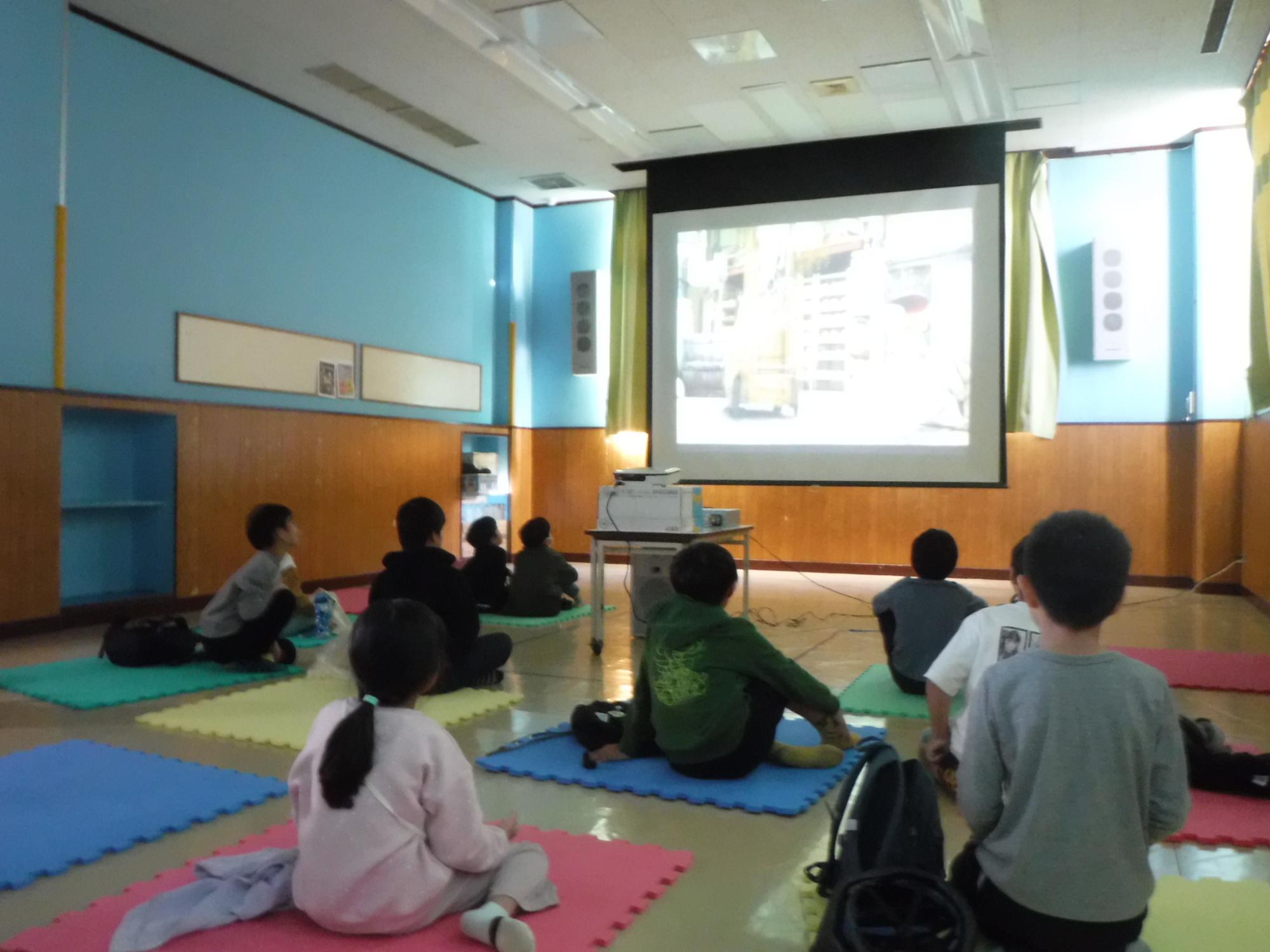 映画を見ている子ども達の写真