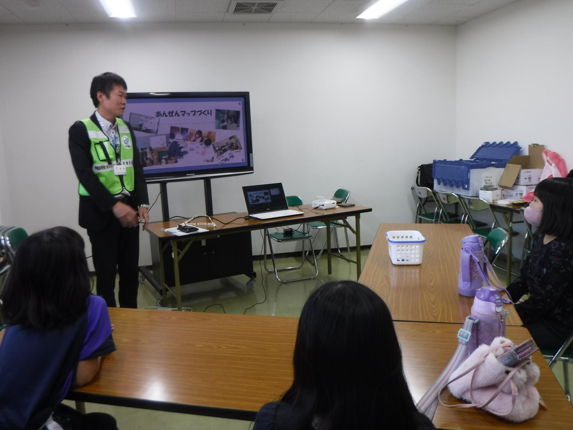 まずはどんなところが危険か事前に学習している様子の写真