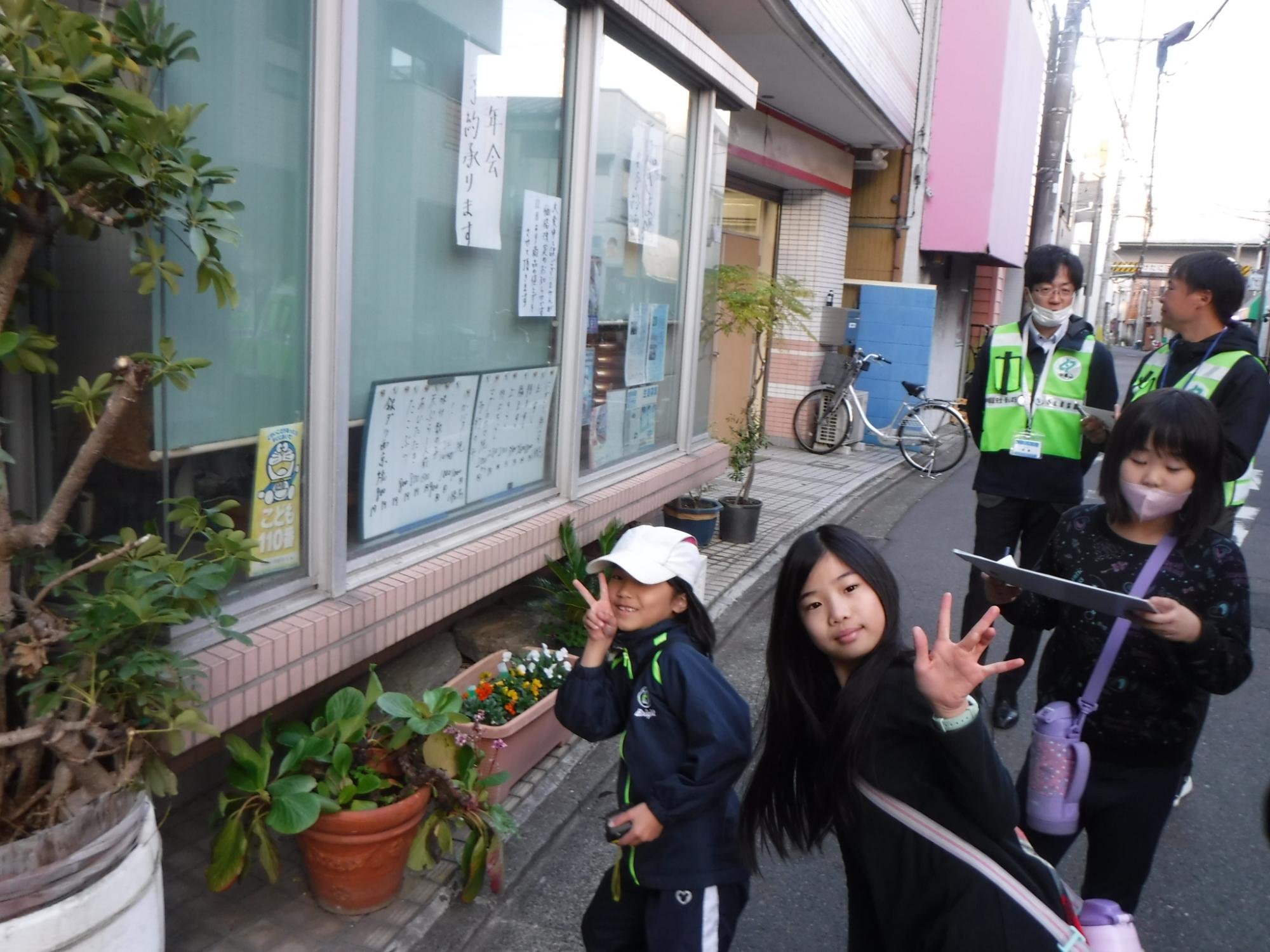 こども110番があったよ！と嬉しそうな子どもの写真