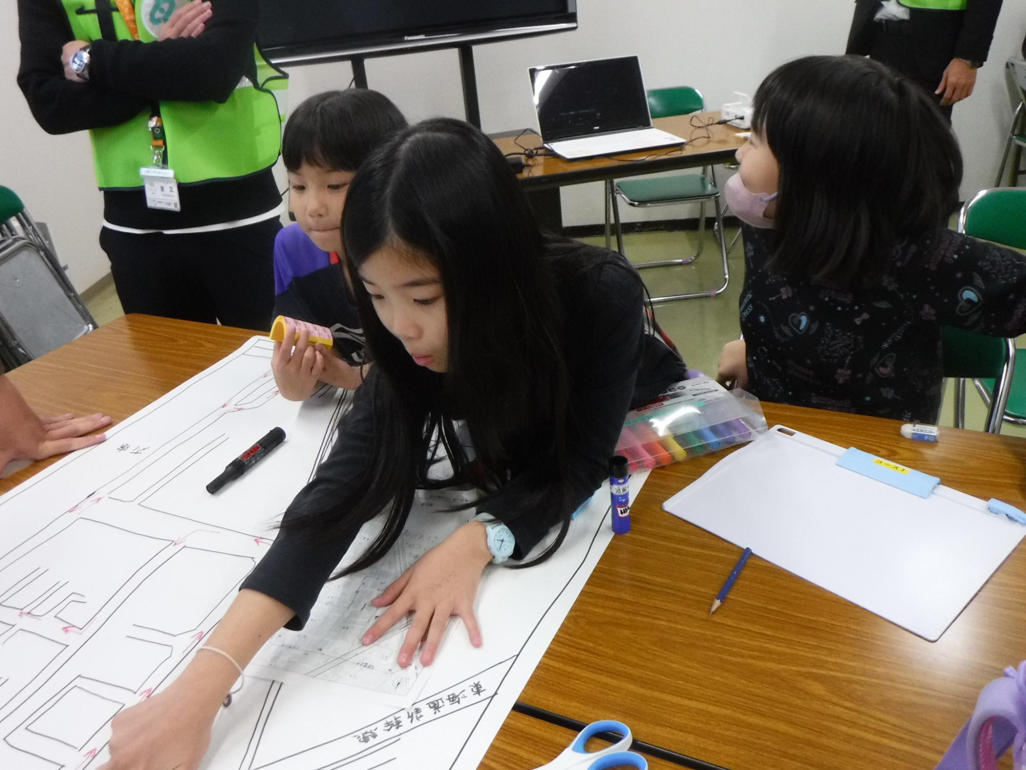 マップを指さし、ここにあれがあったよねとマップ作りをしている様子の写真