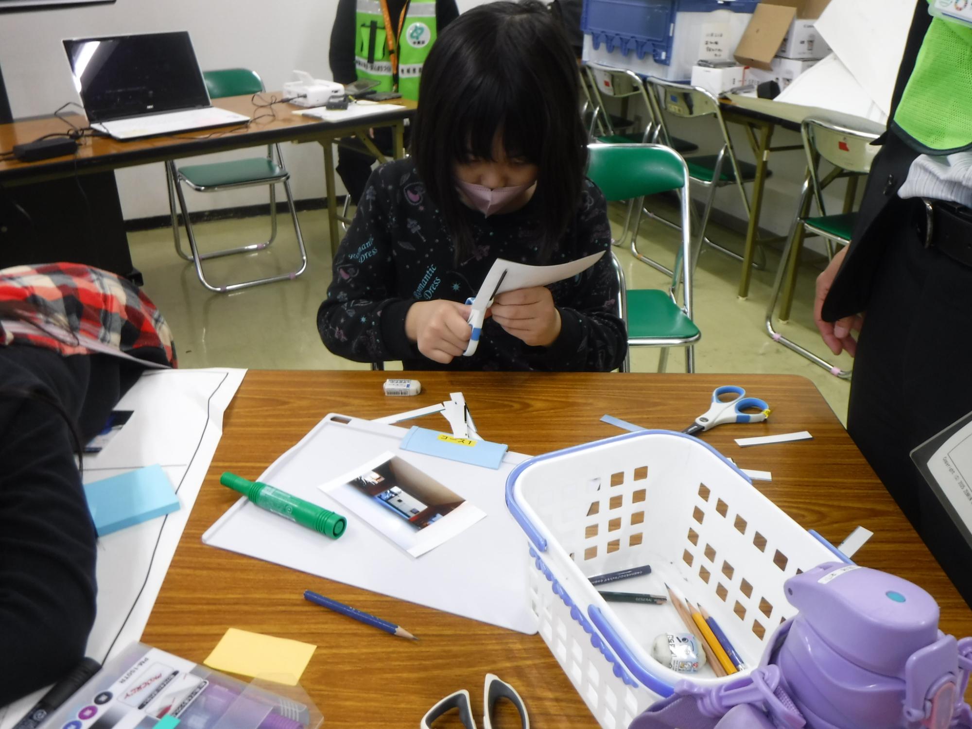 切り取り作業をしている様子の写真