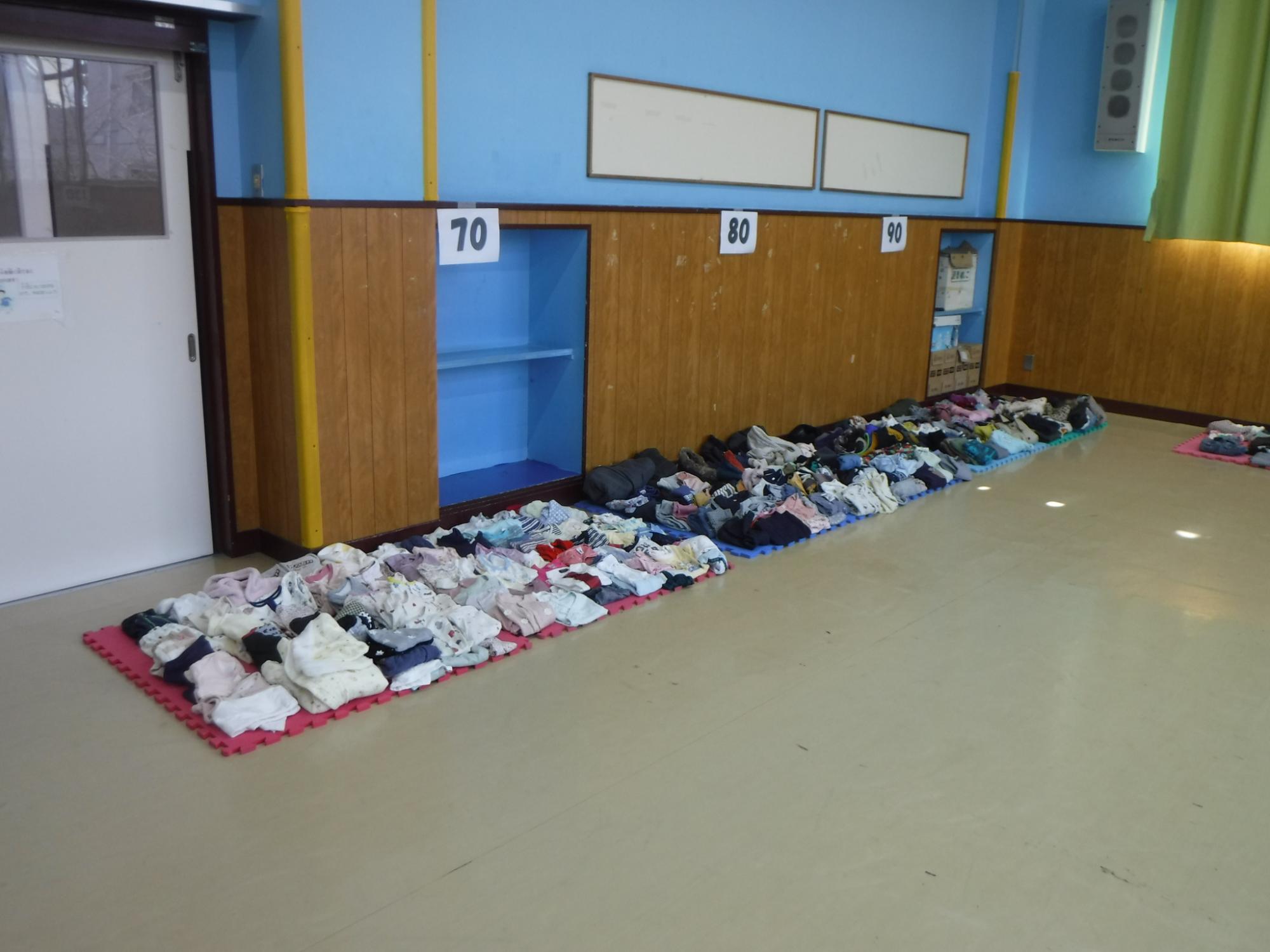 こども服リサイクルの様子