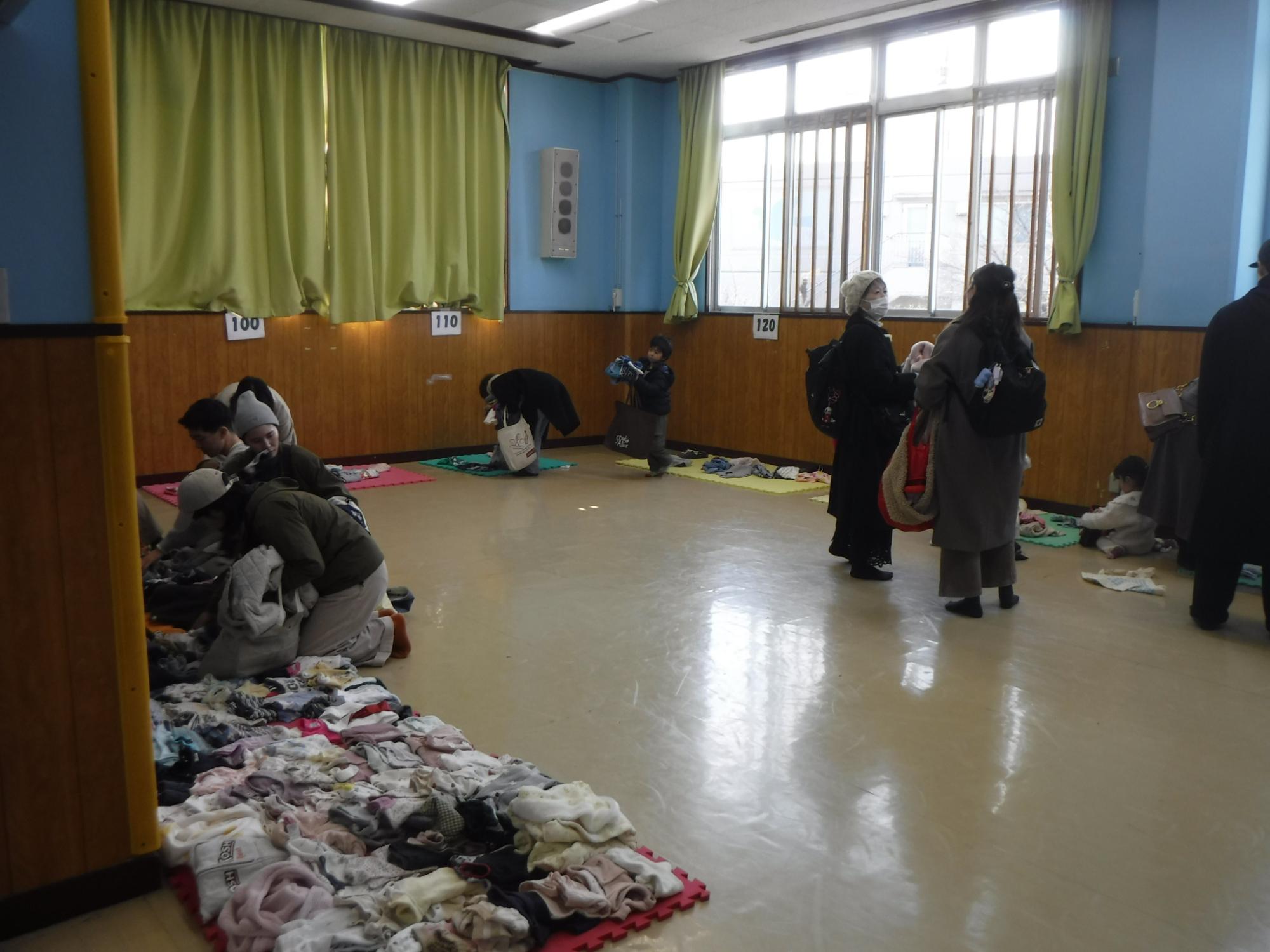 こども服リサイクルの様子