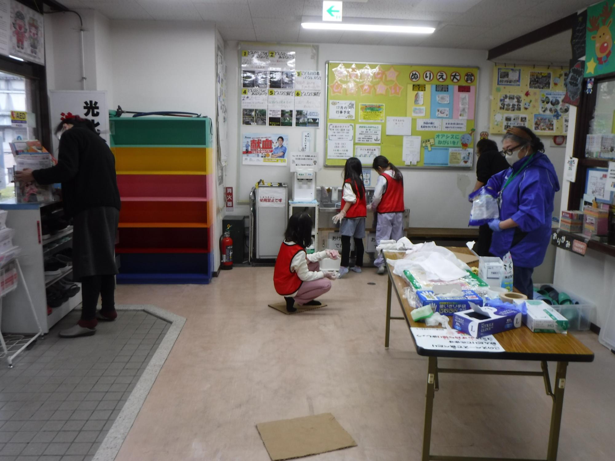 みんなで力を合わせて掃除中の写真