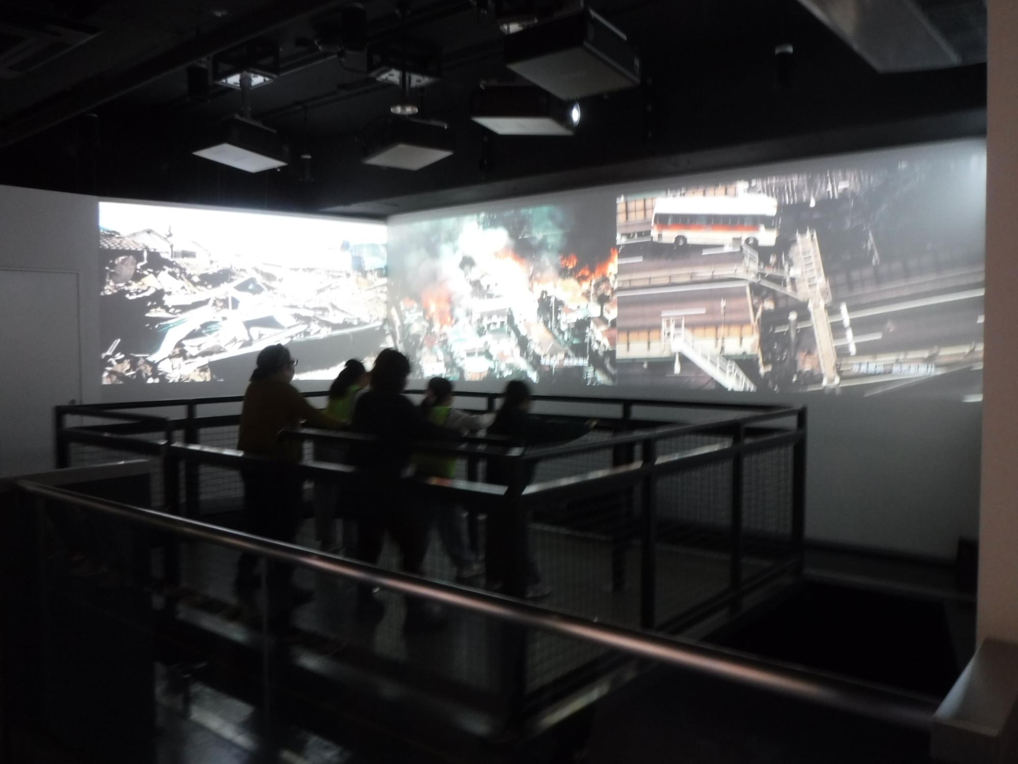 地震体験の様子