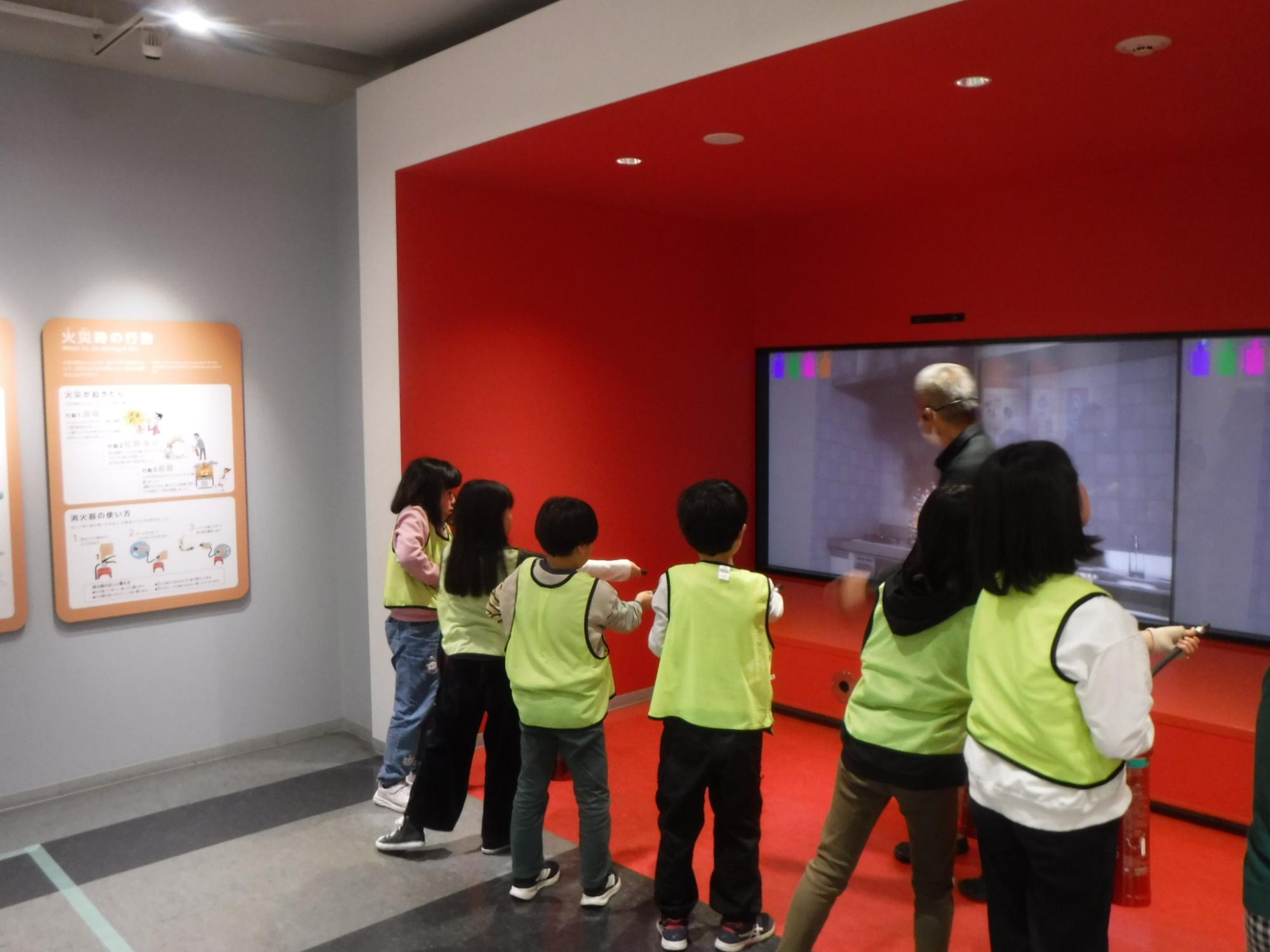 消化器を使って火を消す体験中！