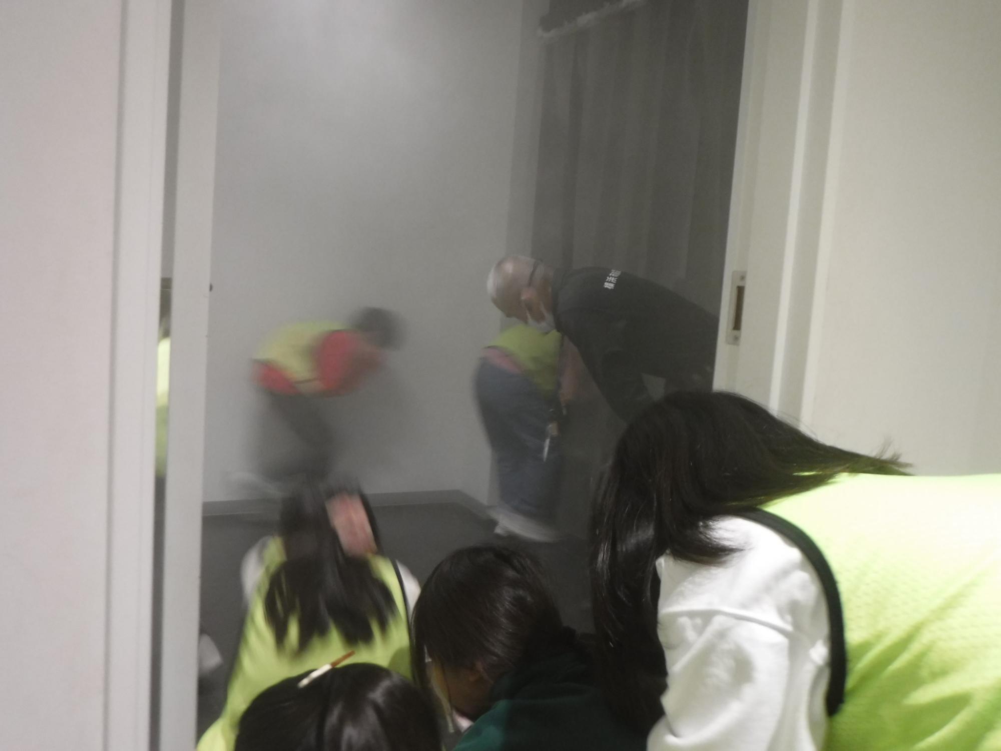 煙の中の避難訓練の様子