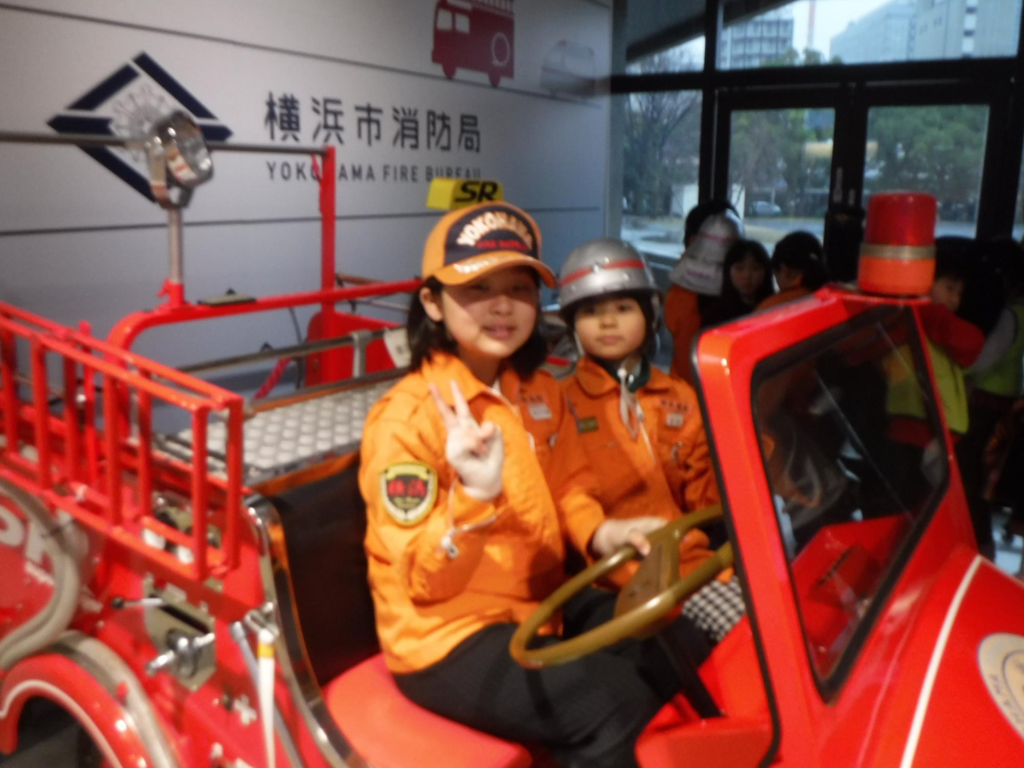 お友達と記念撮影をしている写真