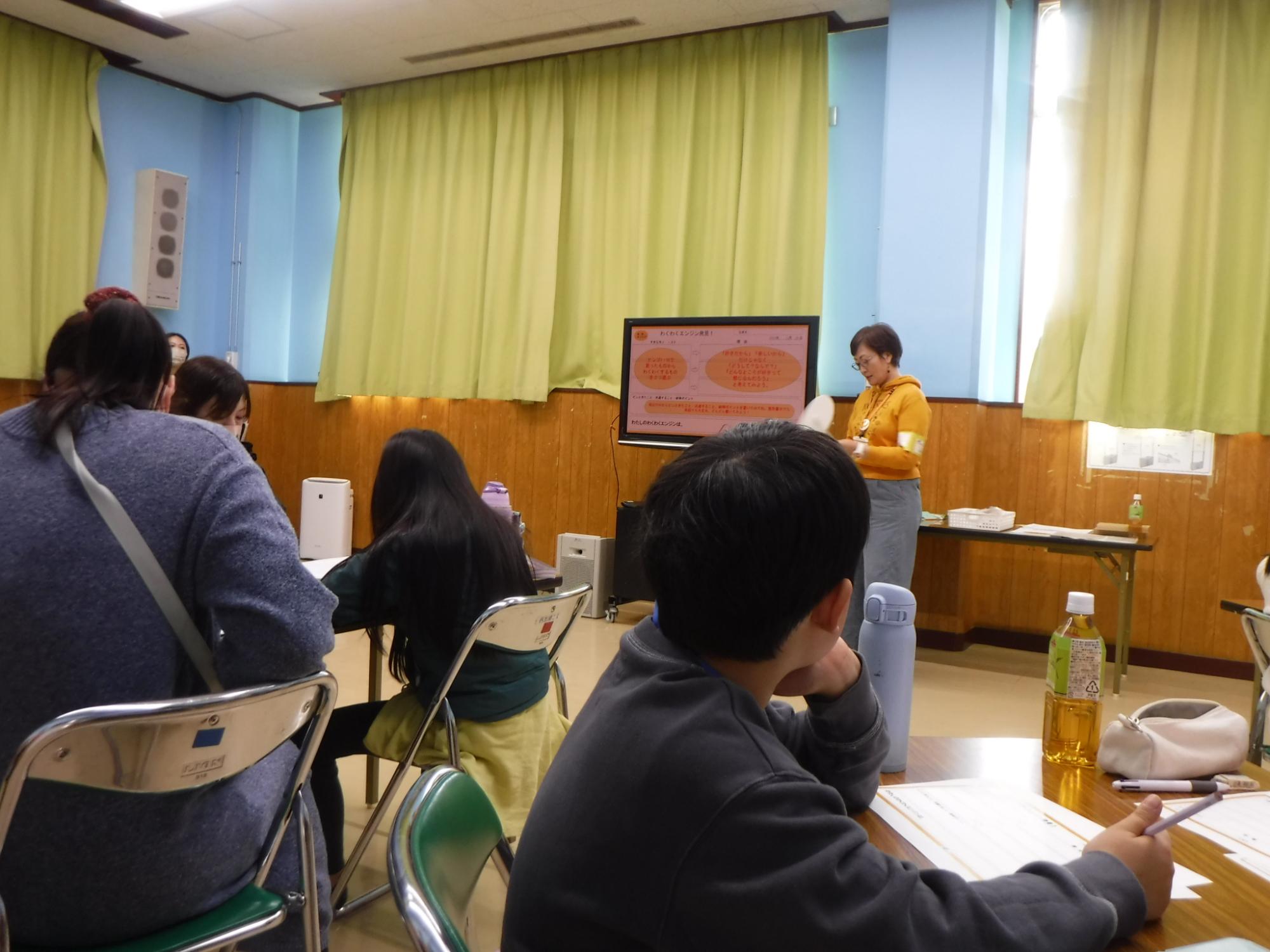 説明を受けている様子