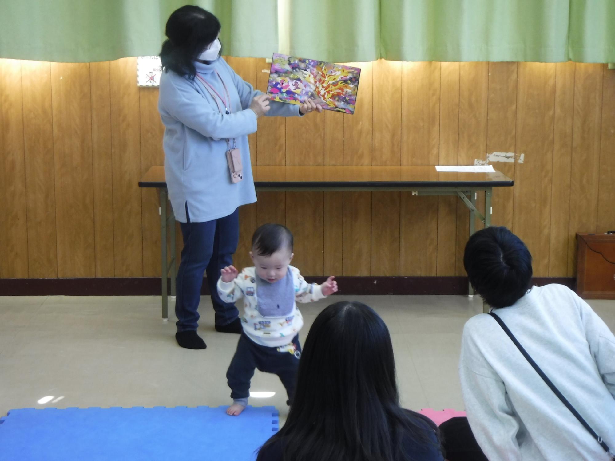 絵本の読み聞かせを行っている様子