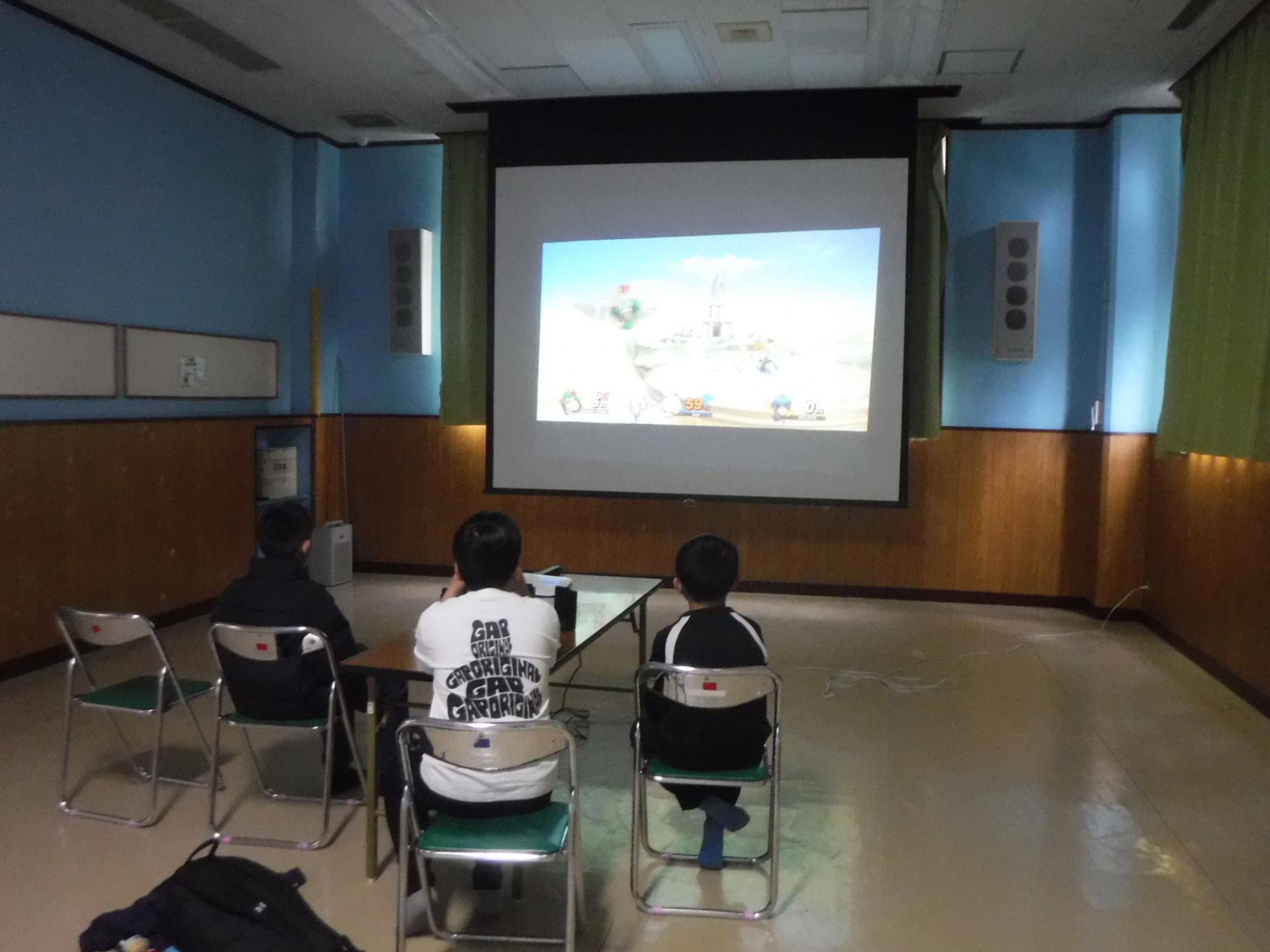 スマブラを楽しむ子どもの写真