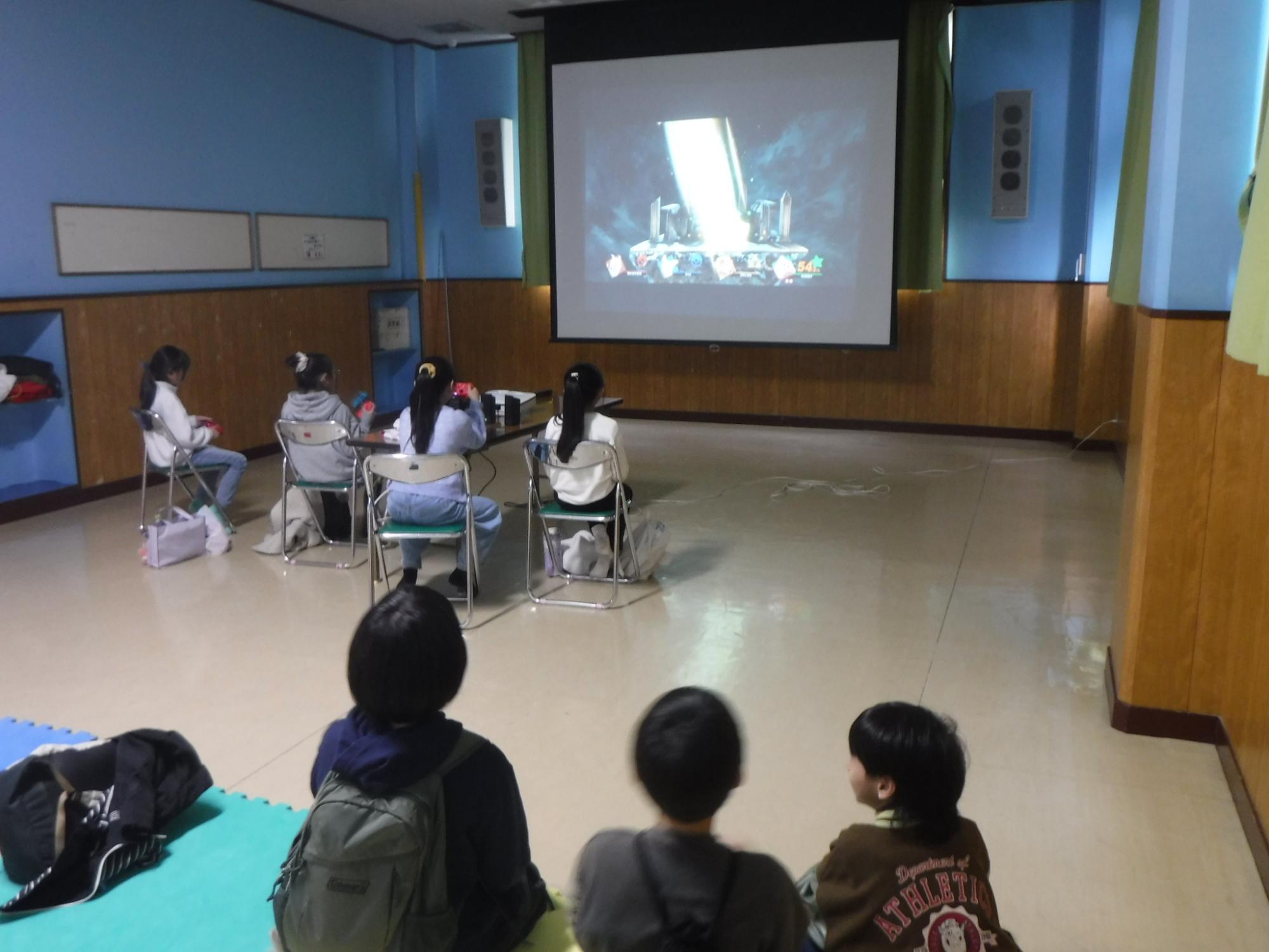 対戦している子どもを応援している子どもの写真