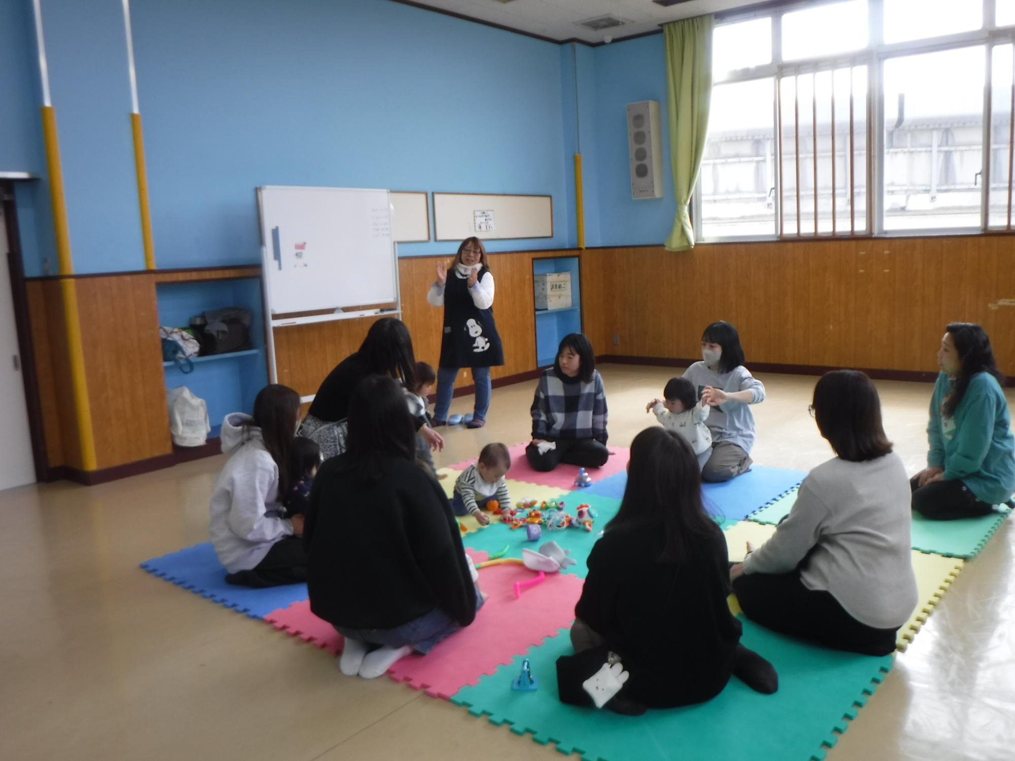 まずは自己紹介からスタートしている写真