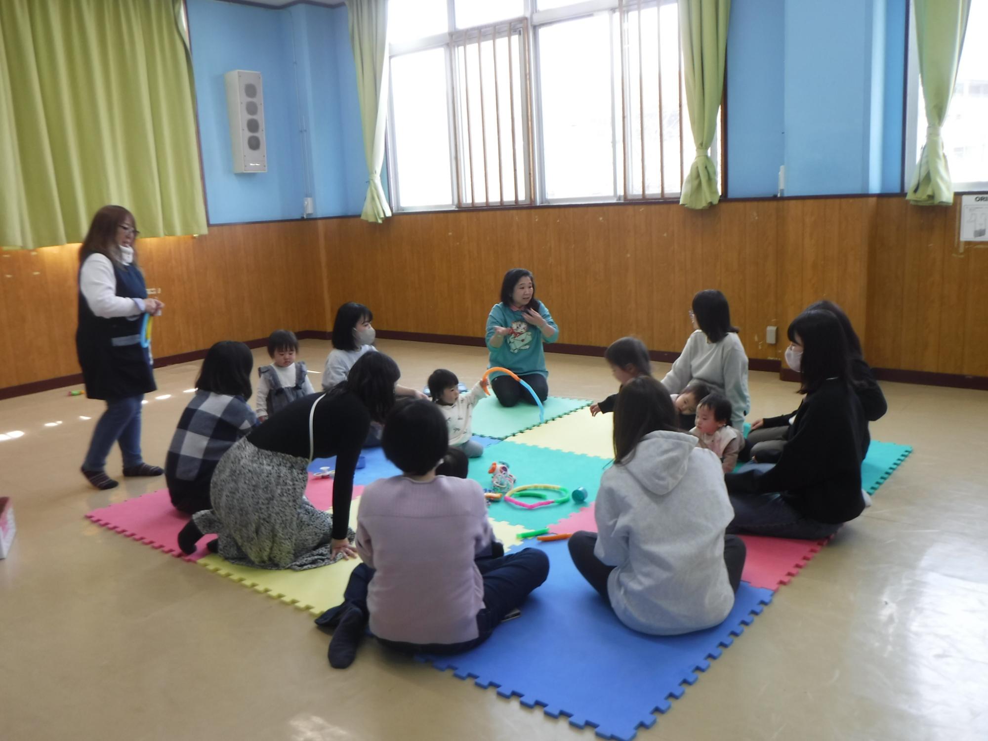 歯科医のさち先生のお話が面白く聞き入る保護者の写真