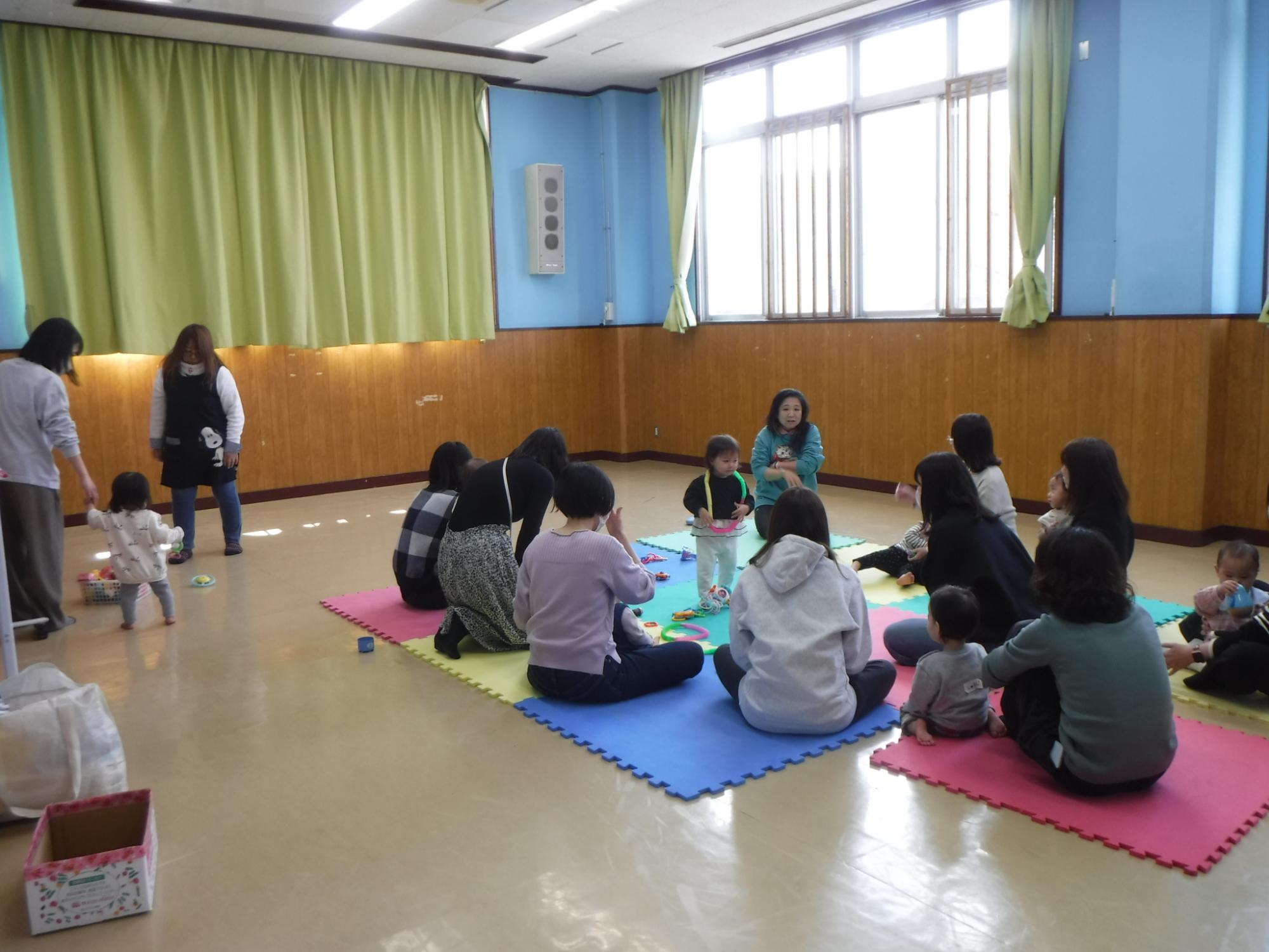 親子で良い雰囲気で参加している写真