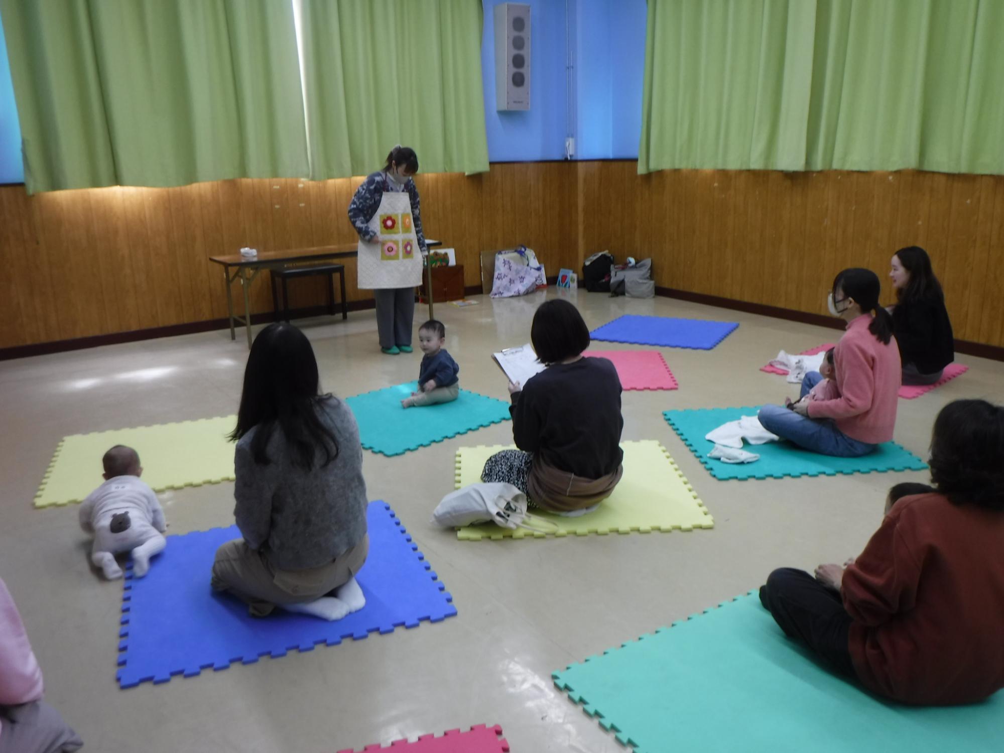 今月はどんな読み聞かせがあるかなと子どもが近寄っている写真