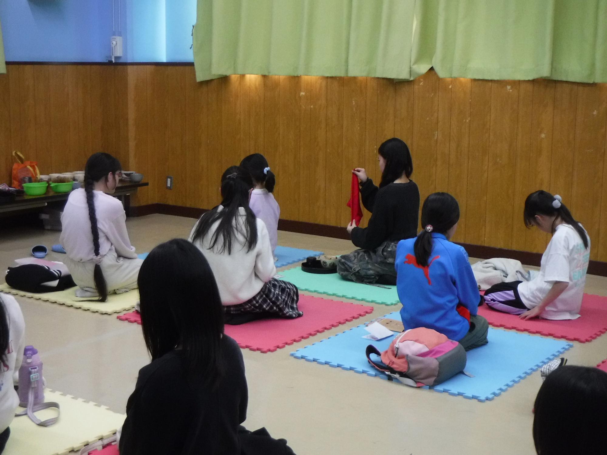6年生は袱紗を使って最後のレッスンをしている写真