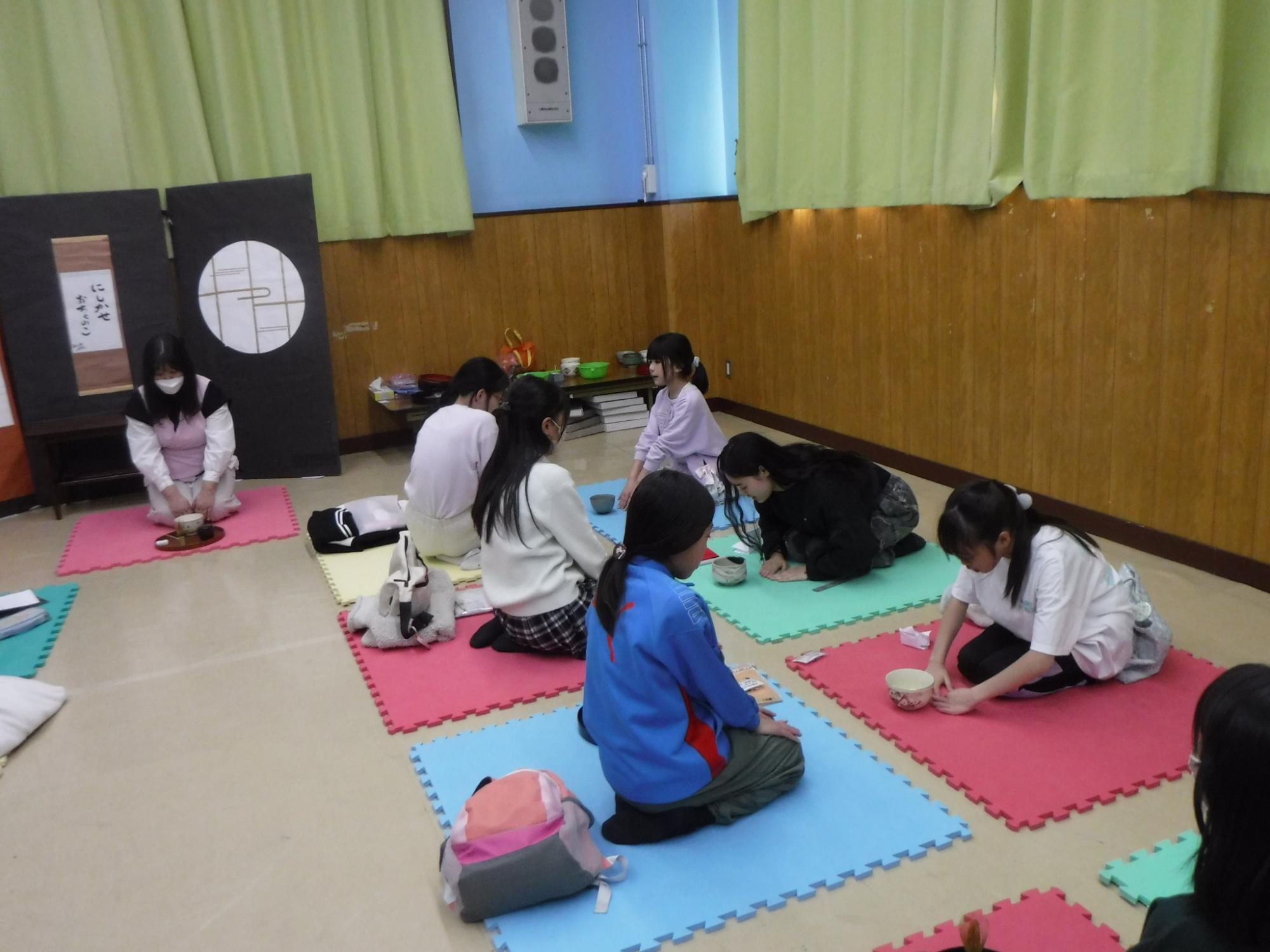 礼儀作法がきれいな様子の子どもたちの写真