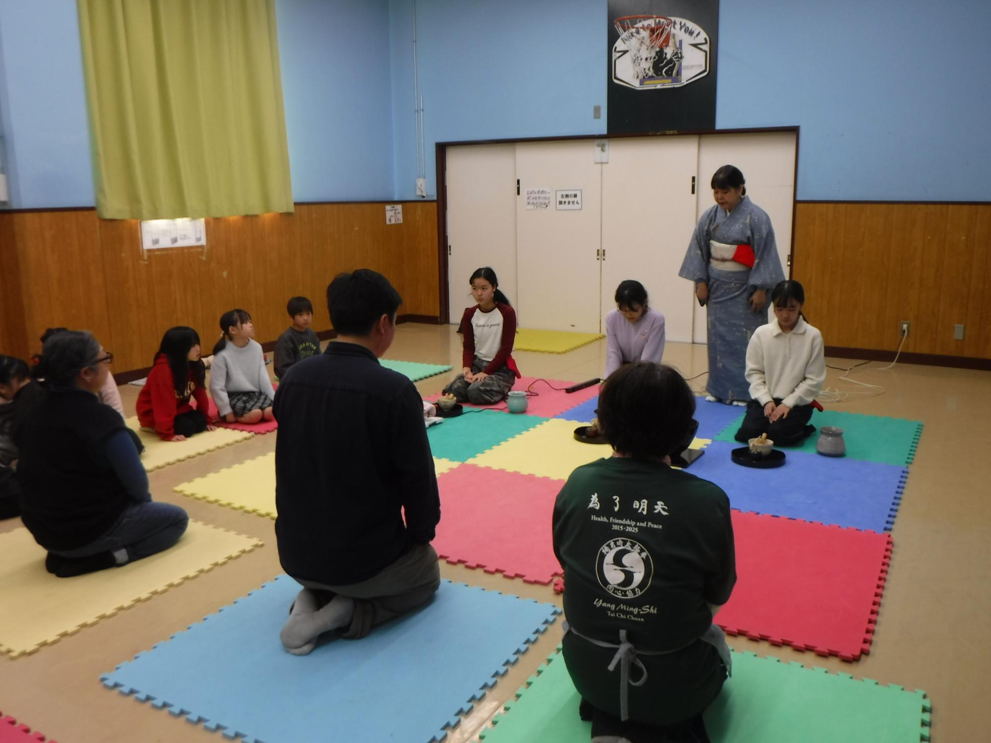 奨励賞の披露でドキドキしている6年生の写真