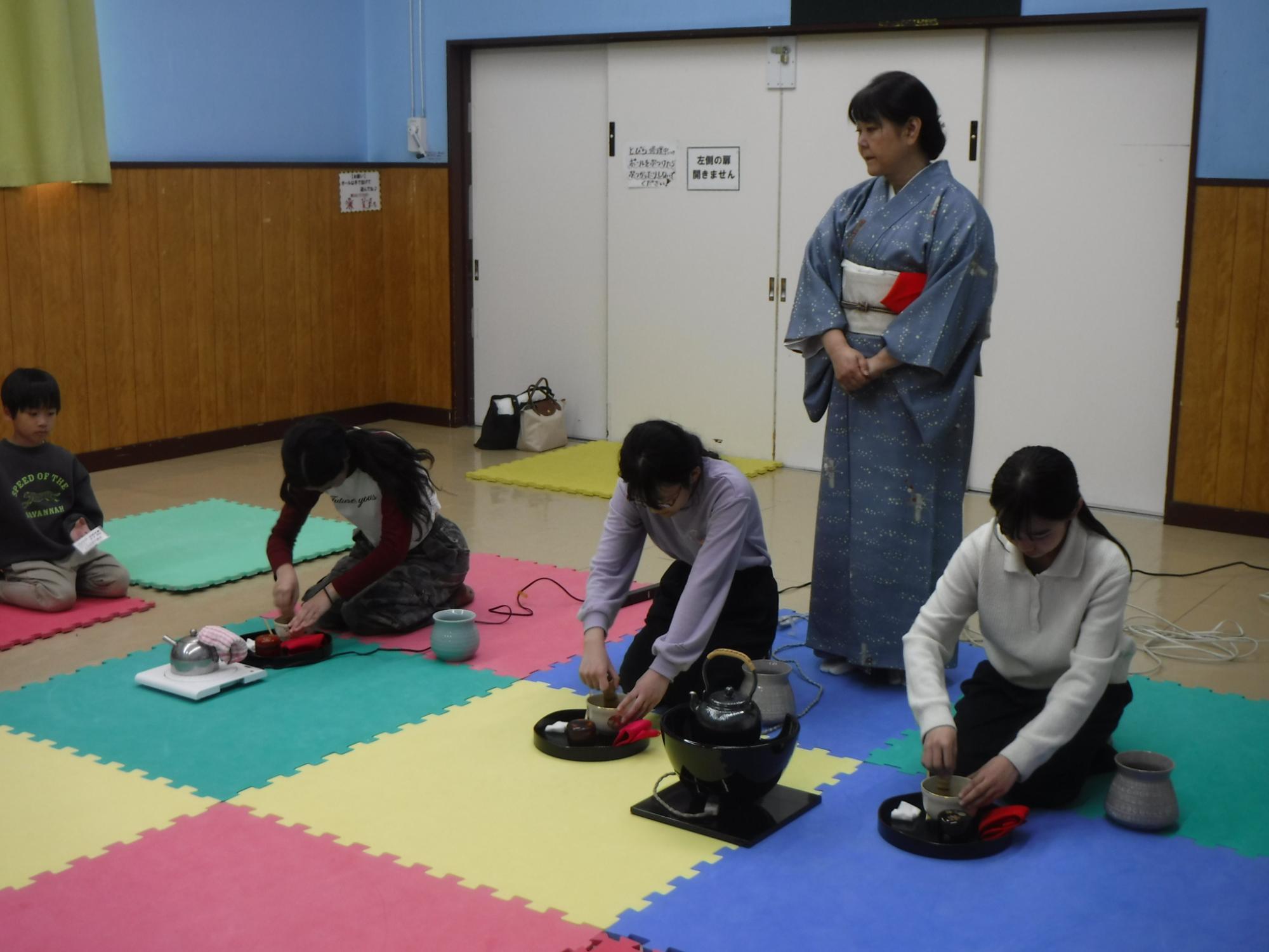 奨励賞のためのお点前を披露している様子の写真