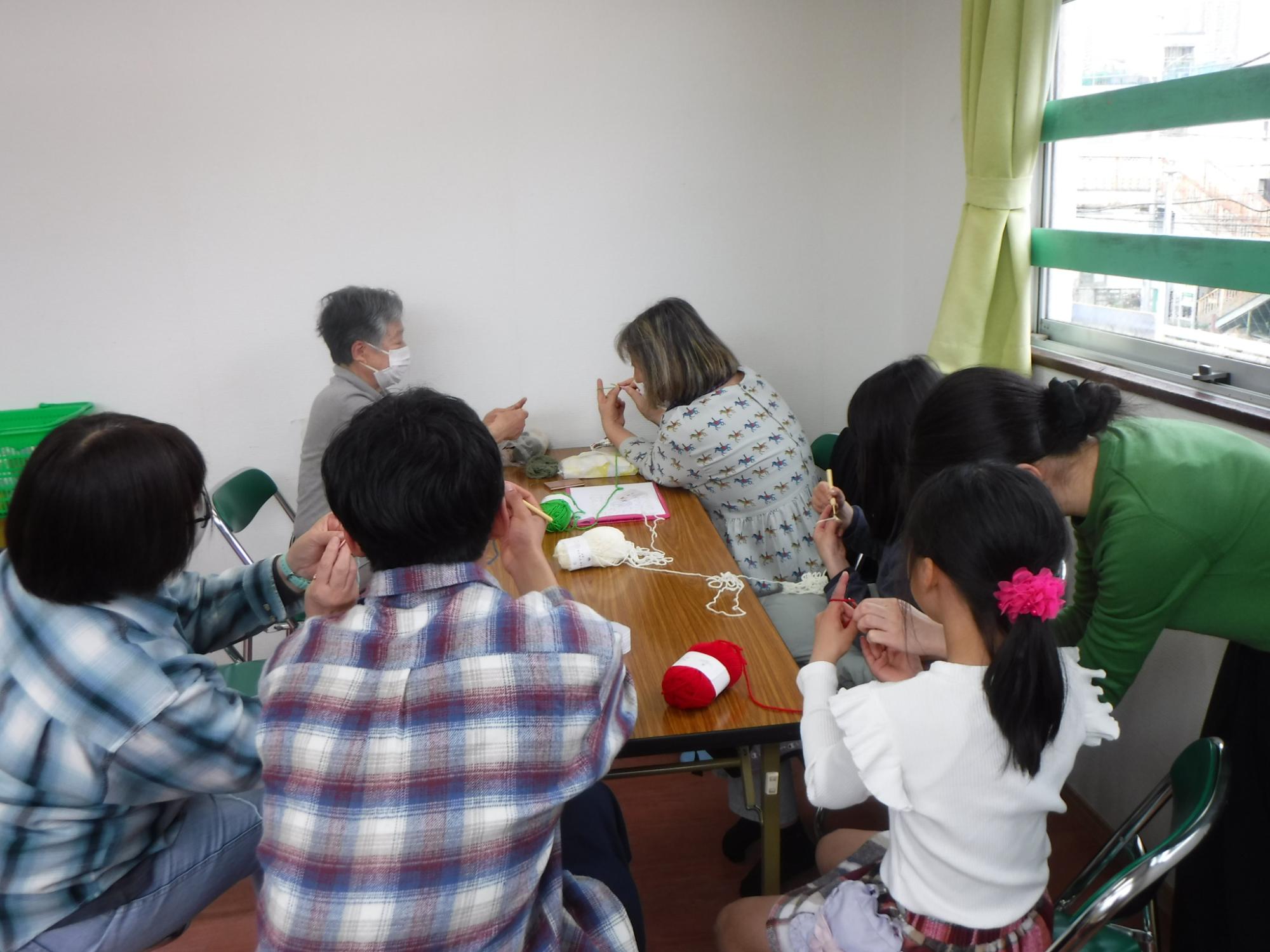 皆で教え合ってアミアミしている写真