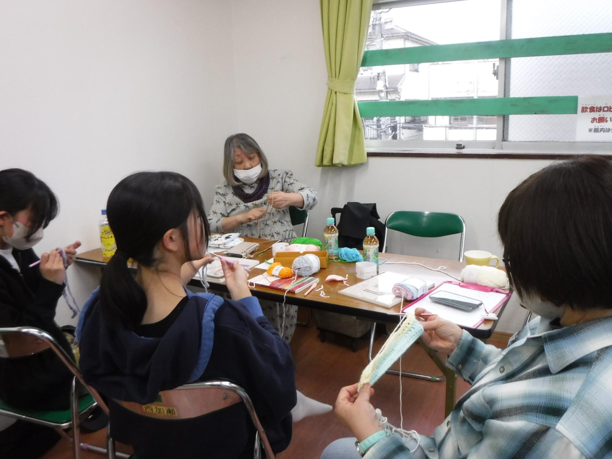 普段から編み物をしている中学生も参加してアミアミしている写真
