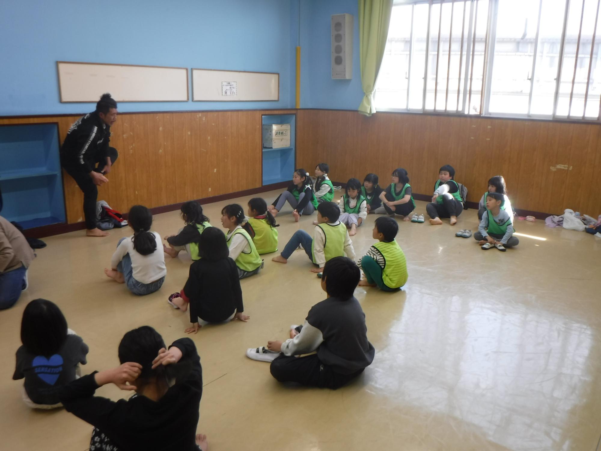 先生のお話を聞く子どもたちの写真