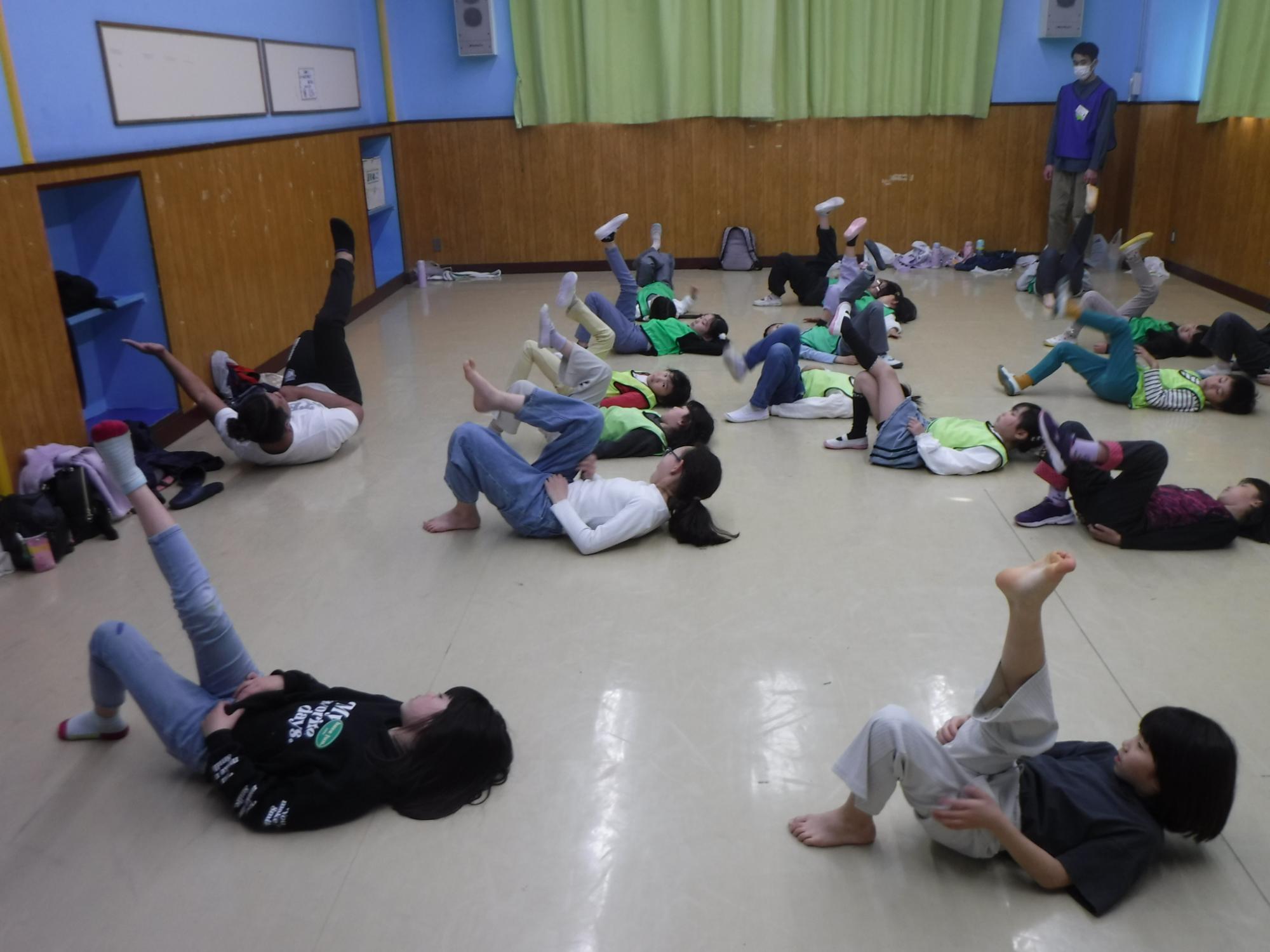 楽しみながら体幹トレーニングをしている写真