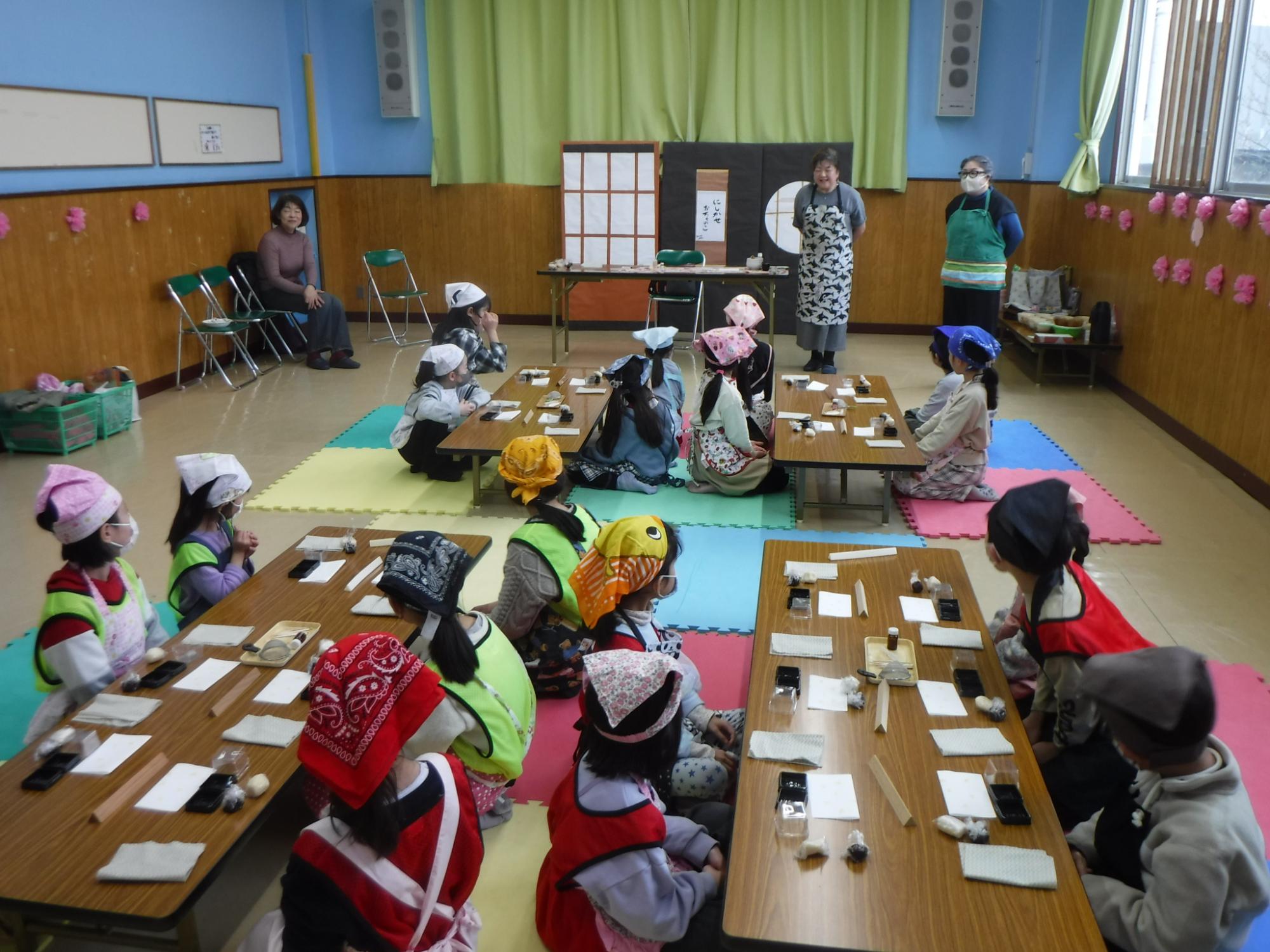 練り切りアートの先生のお話を聞く子どもたちの写真