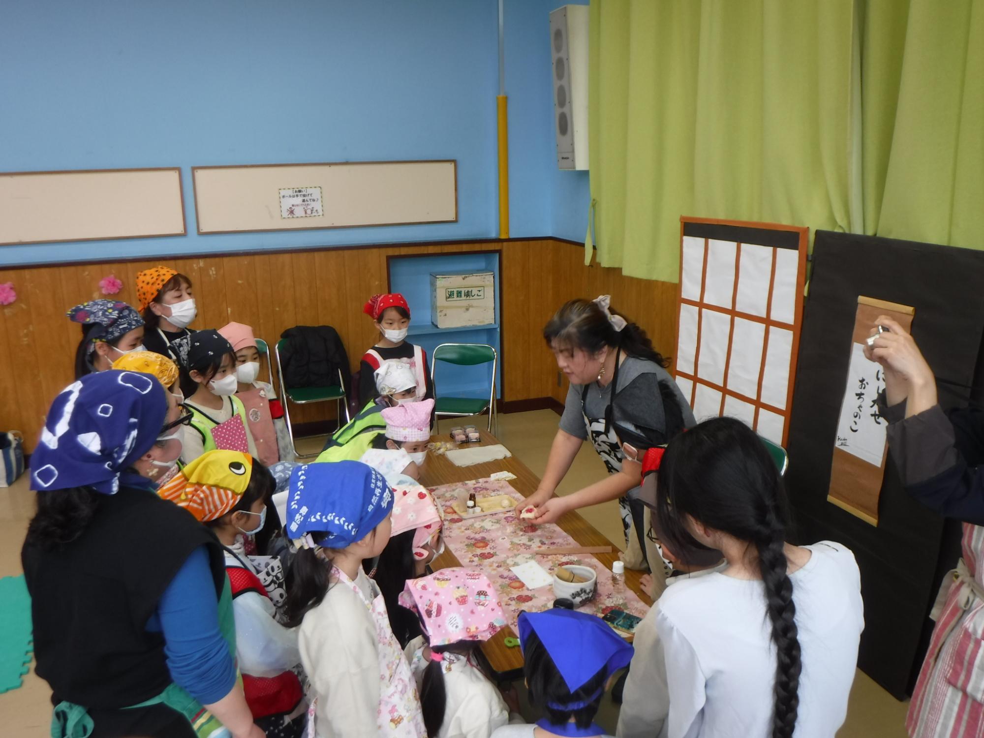 練り切りの作り方をみんなで見ている写真