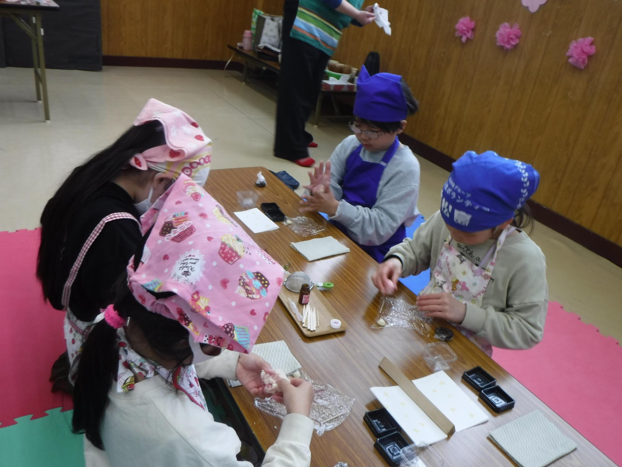 形を作っている子どもの写真