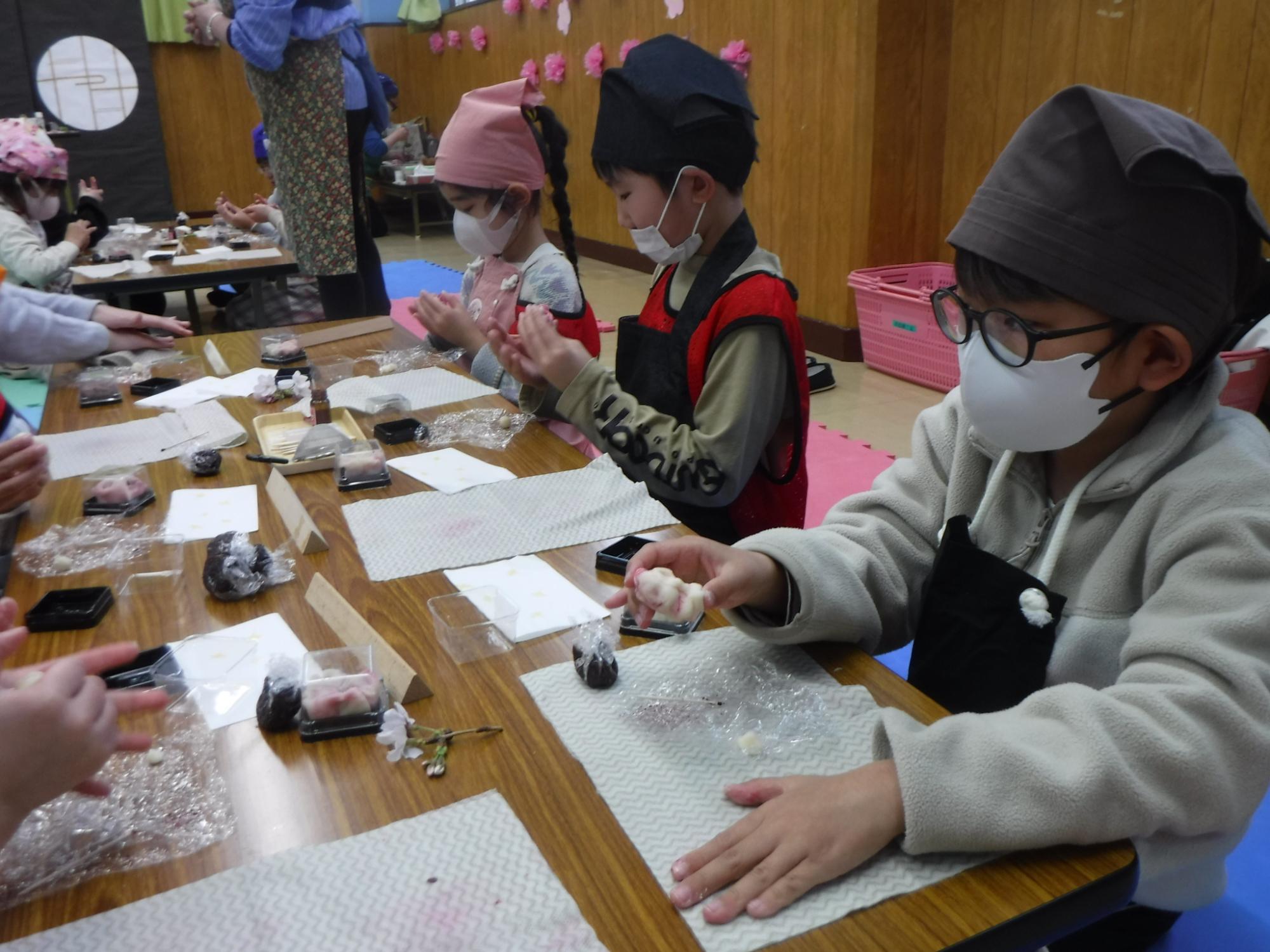 庭で咲いた桜を観察しながら心を込めて形を作ります