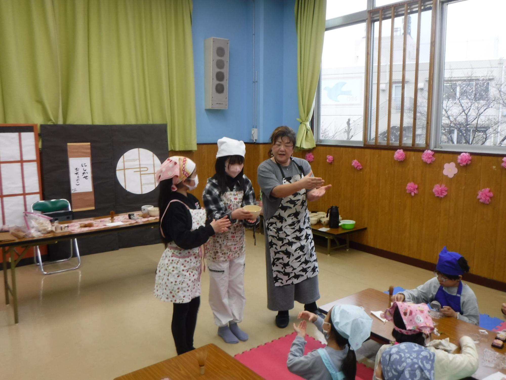 お茶のお作法を伝えるお茶の子クラブの子ども