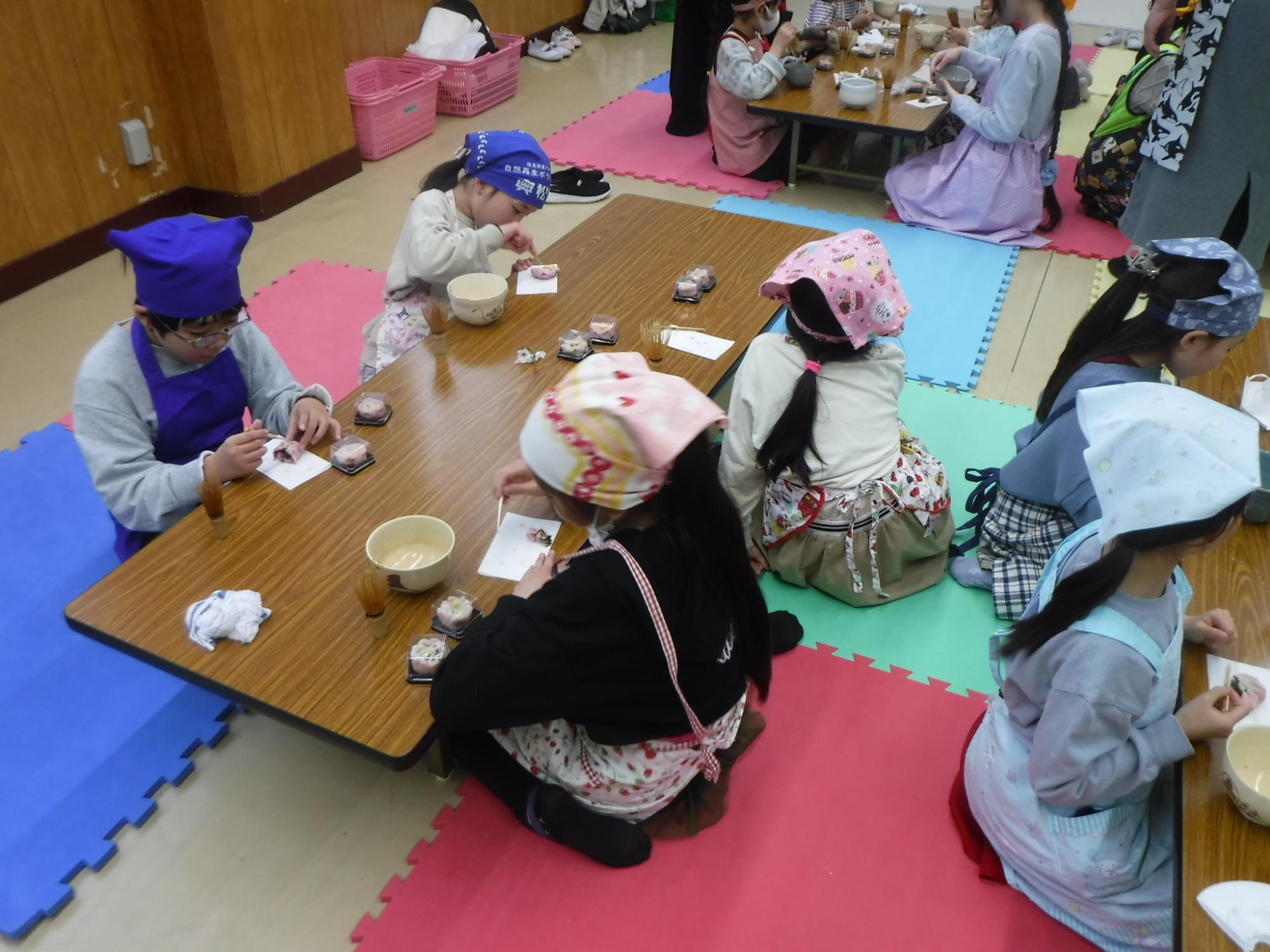 出来た練り切りとお茶をたてて皆でいただいている写真