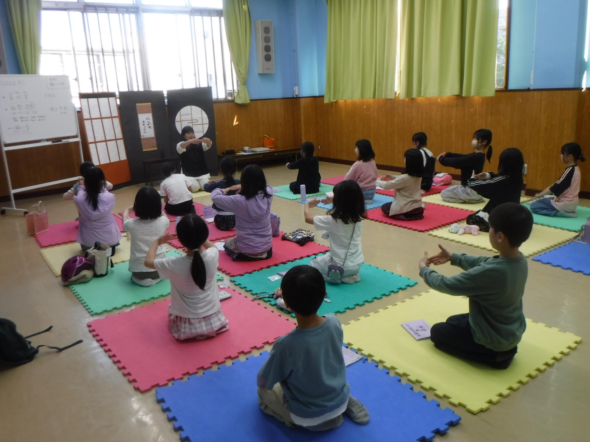 子どもたちが練習している写真