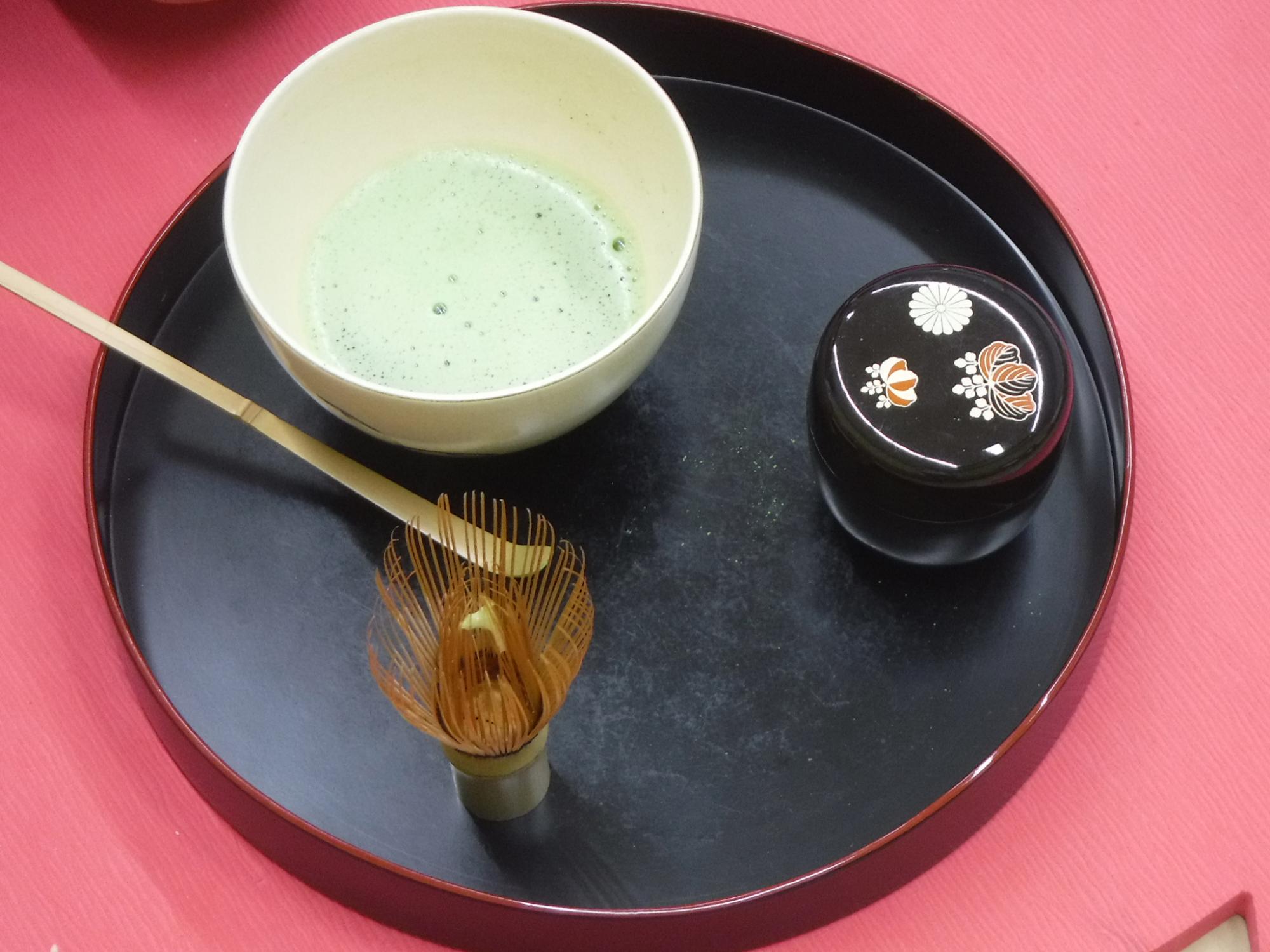子どもがたてたお茶の写真