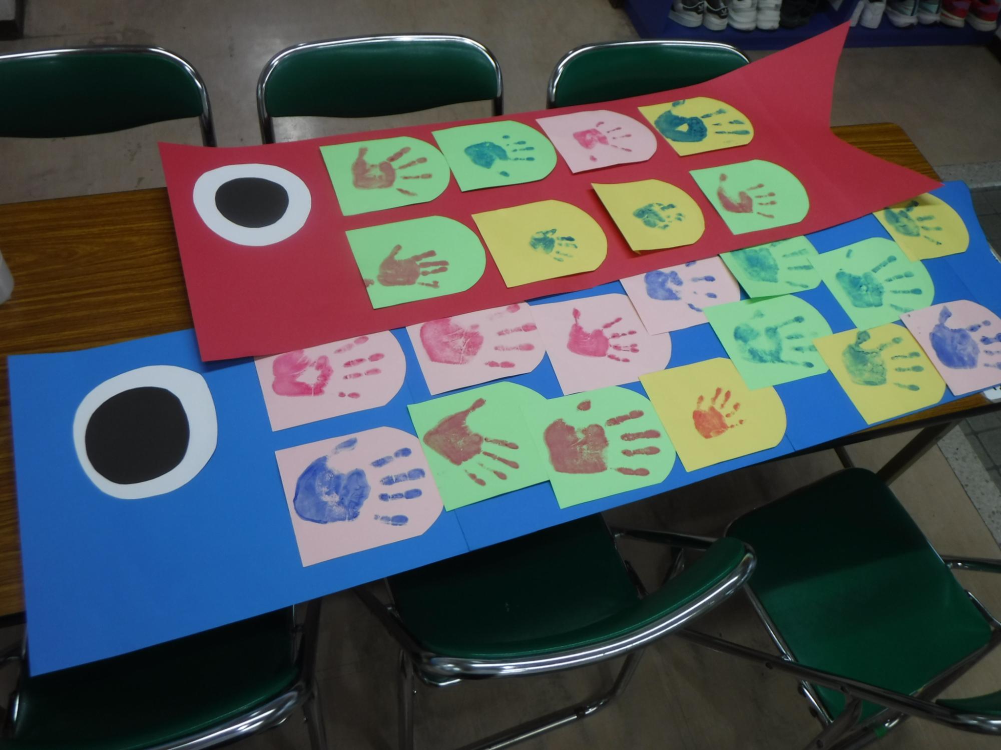 手形スタンプで作ったこいのぼりの写真