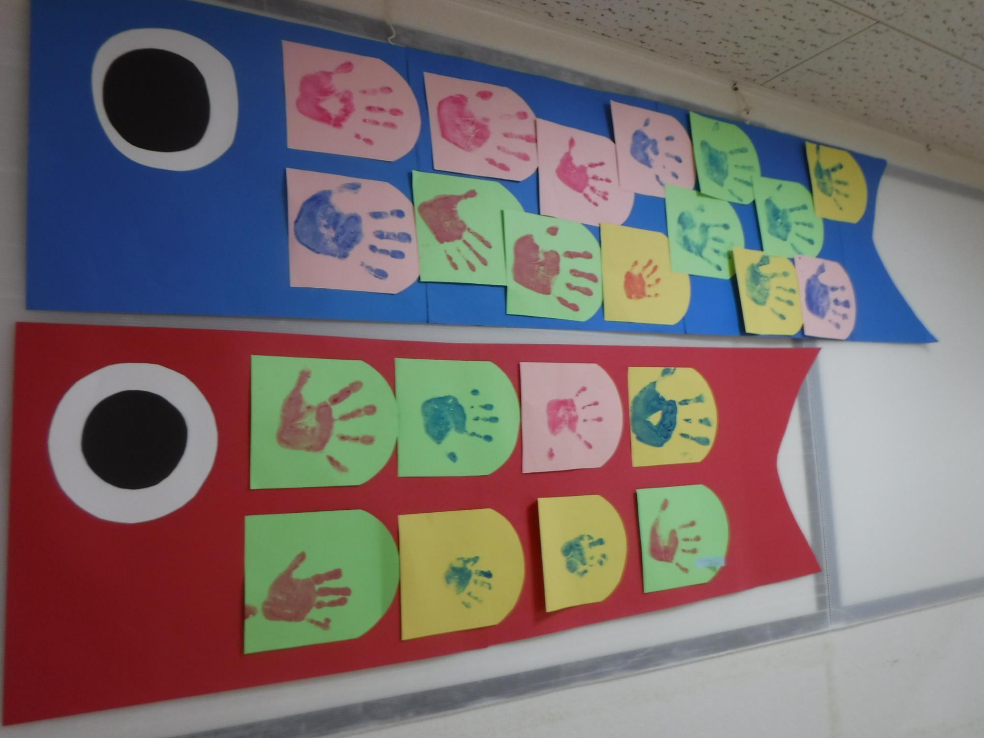 手形スタンプで作ったこいのぼりの写真