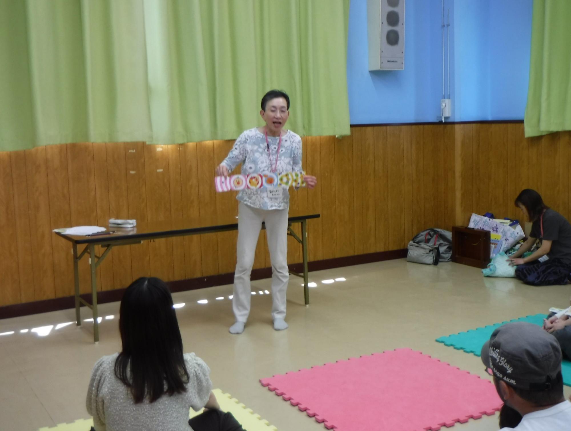 かみしばいをしている写真