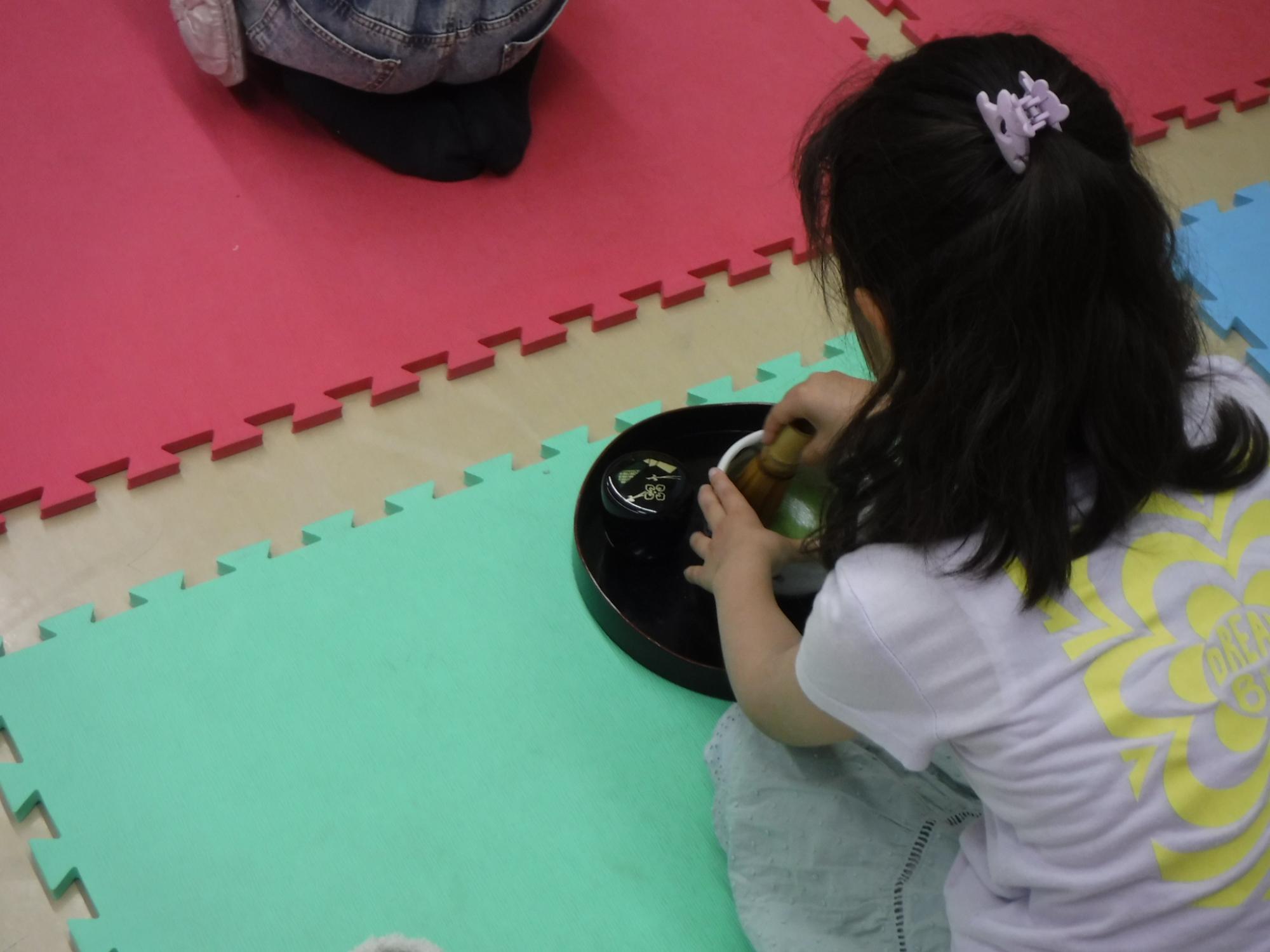 お茶を立てる子どもたちの写真