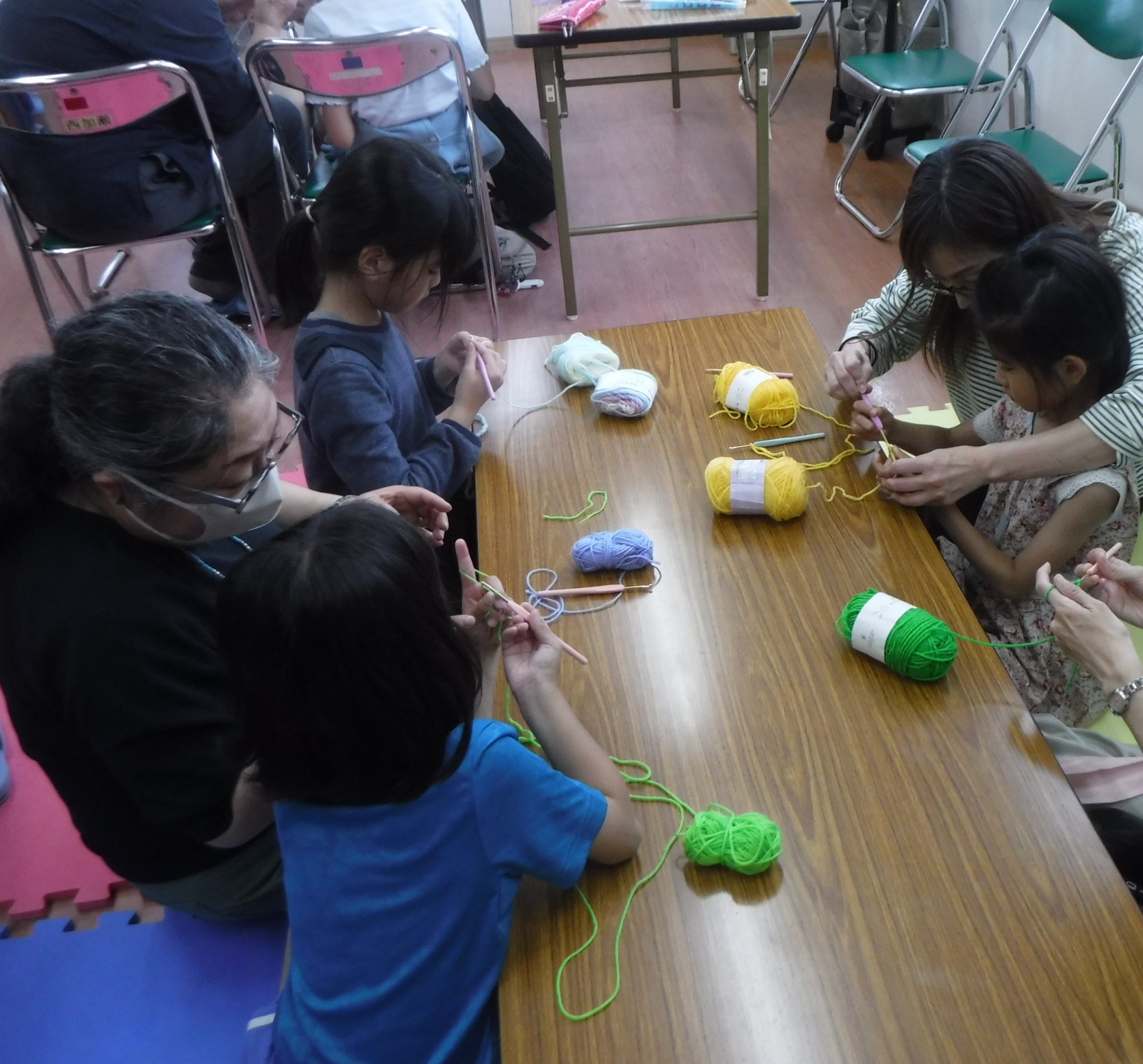 編み方を教わっている様子