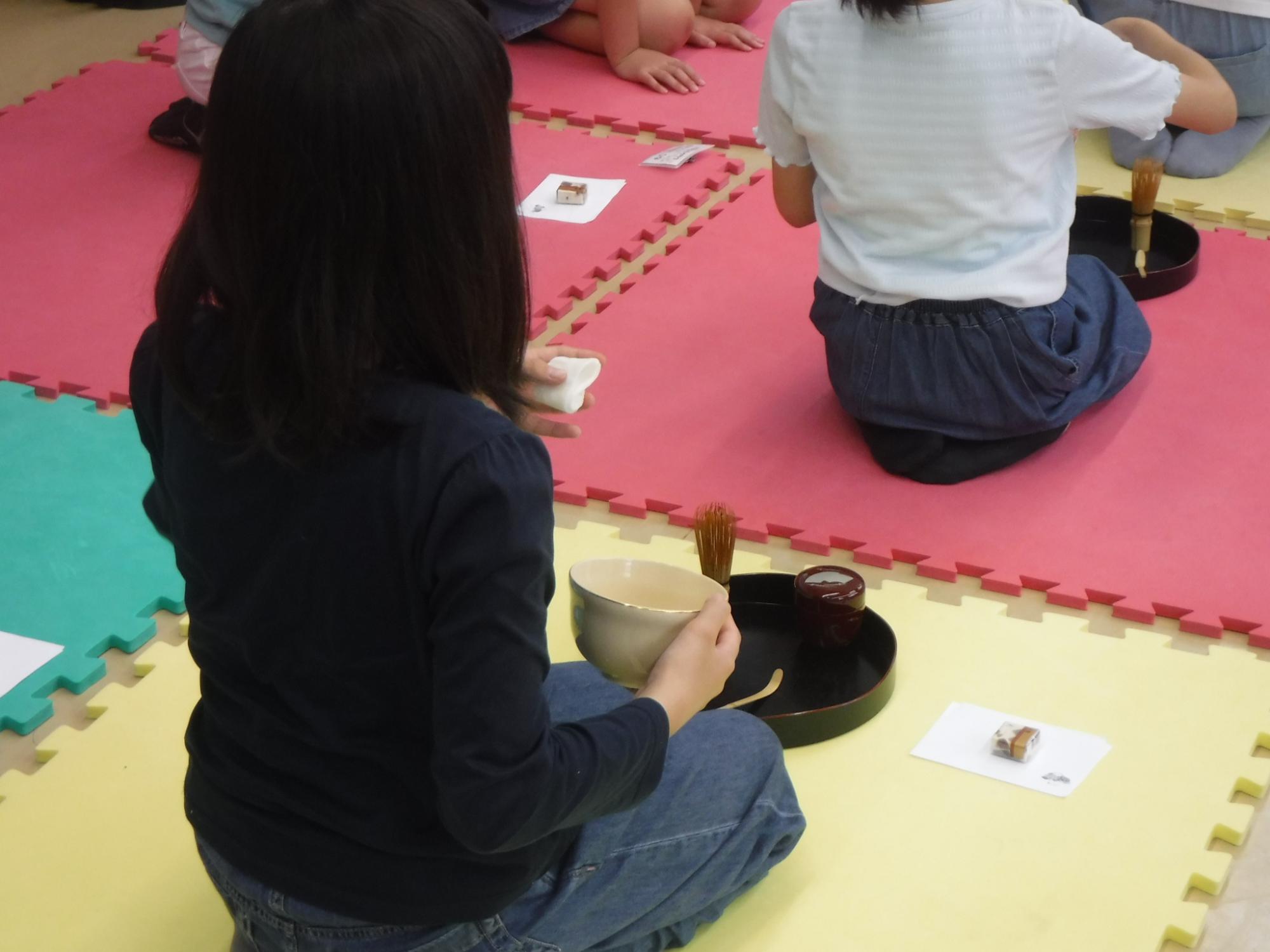 お茶を立てる子どもの写真