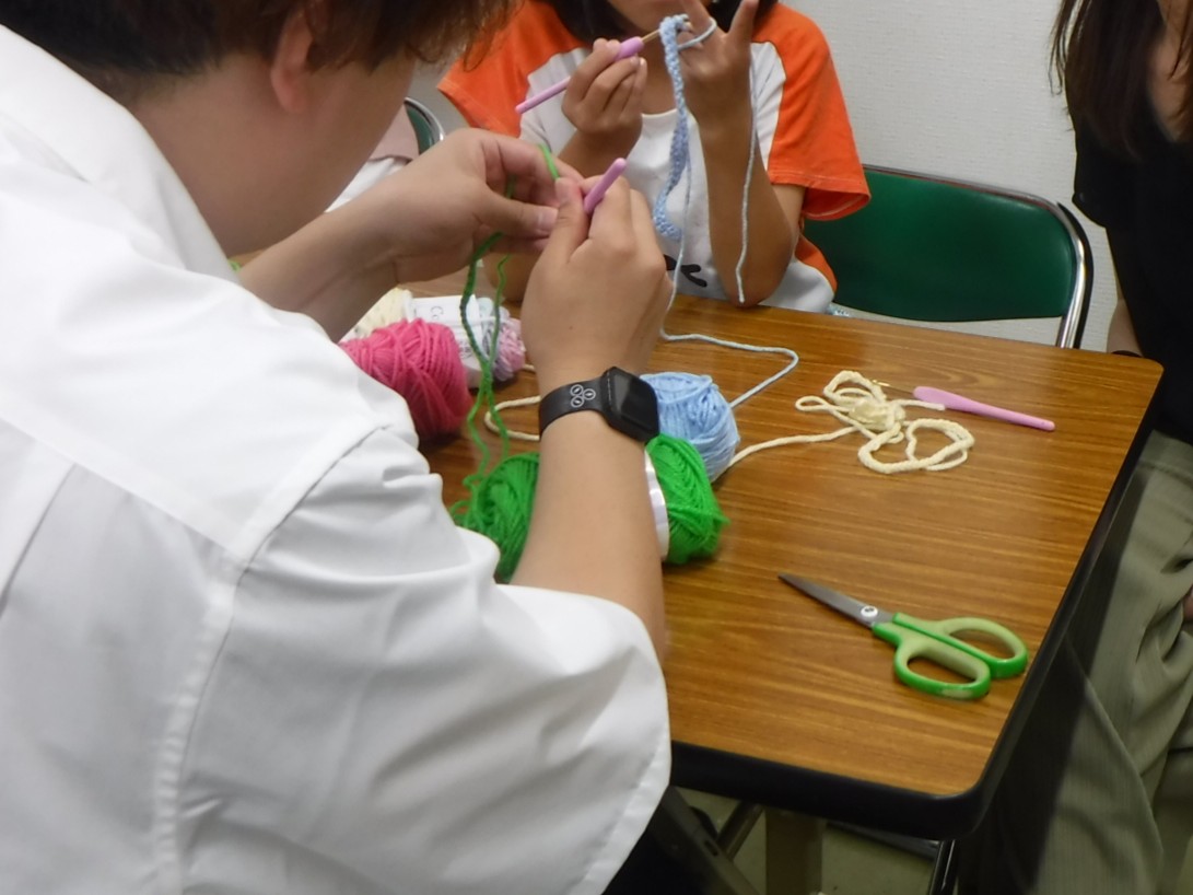 編み物を教わっている写真