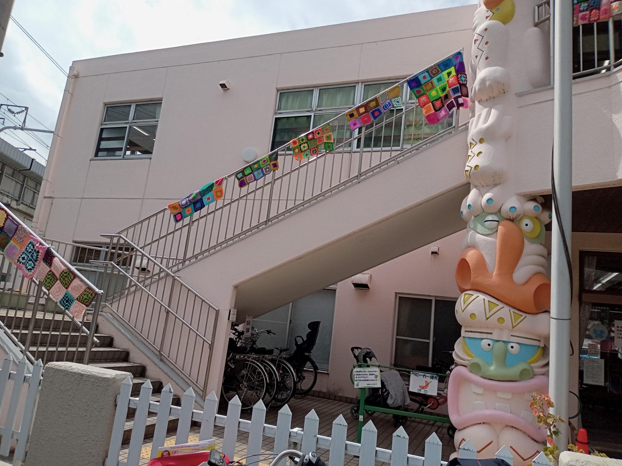 館外も編み物で飾り付けした写真