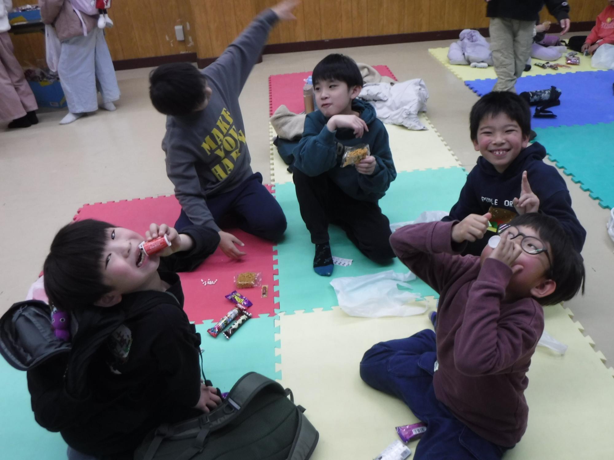 嬉しそうにお菓子を食べているこどもたち