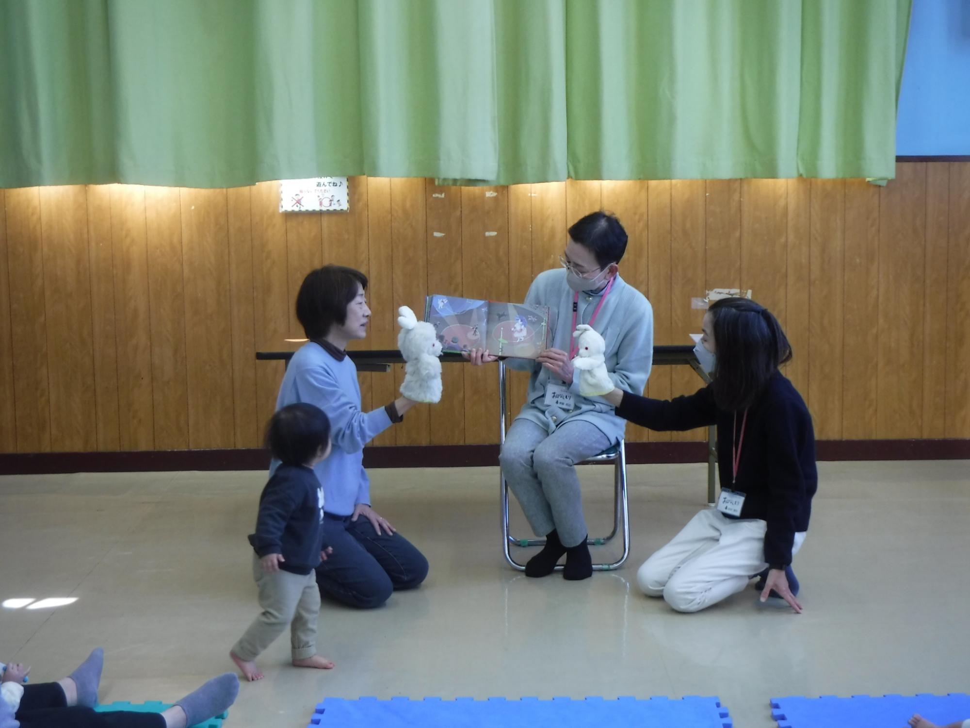 読み聞かせ中1