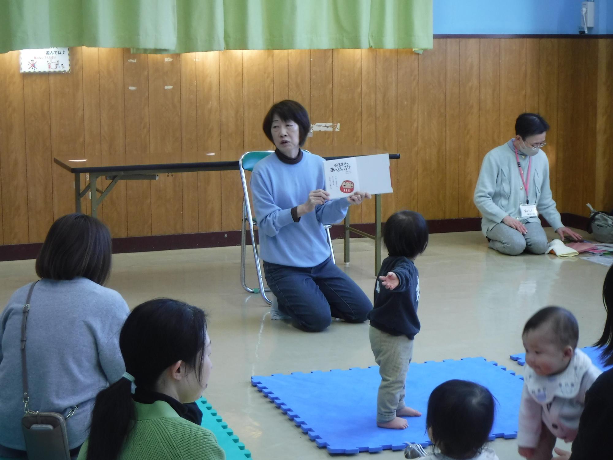 読み聞かせ中2
