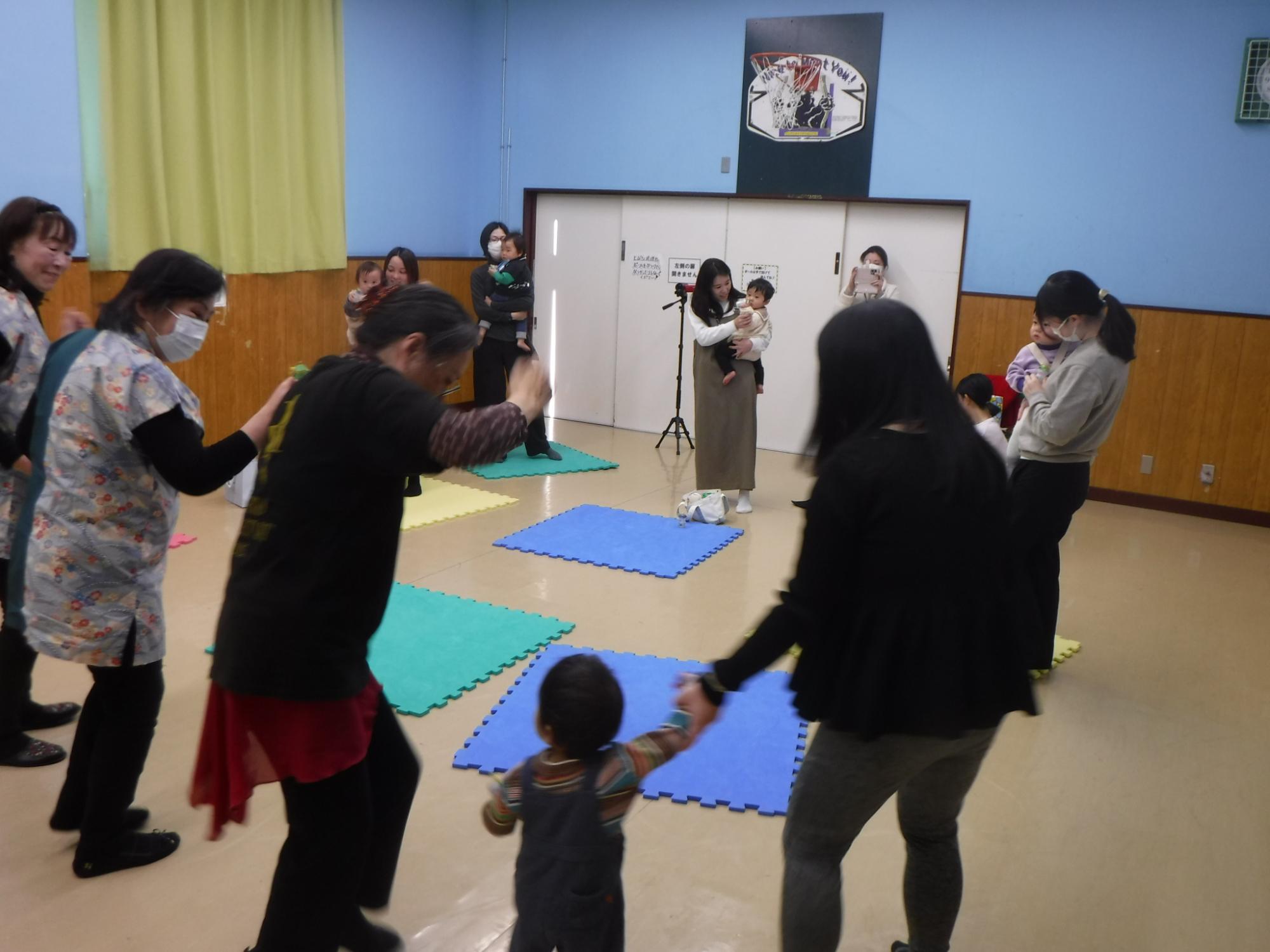 サークルダンスを取り入れてリフレッシュ中