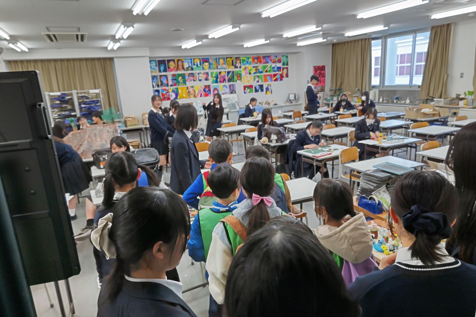 ステキな絵が展示されている美術室を見学する子どもたち